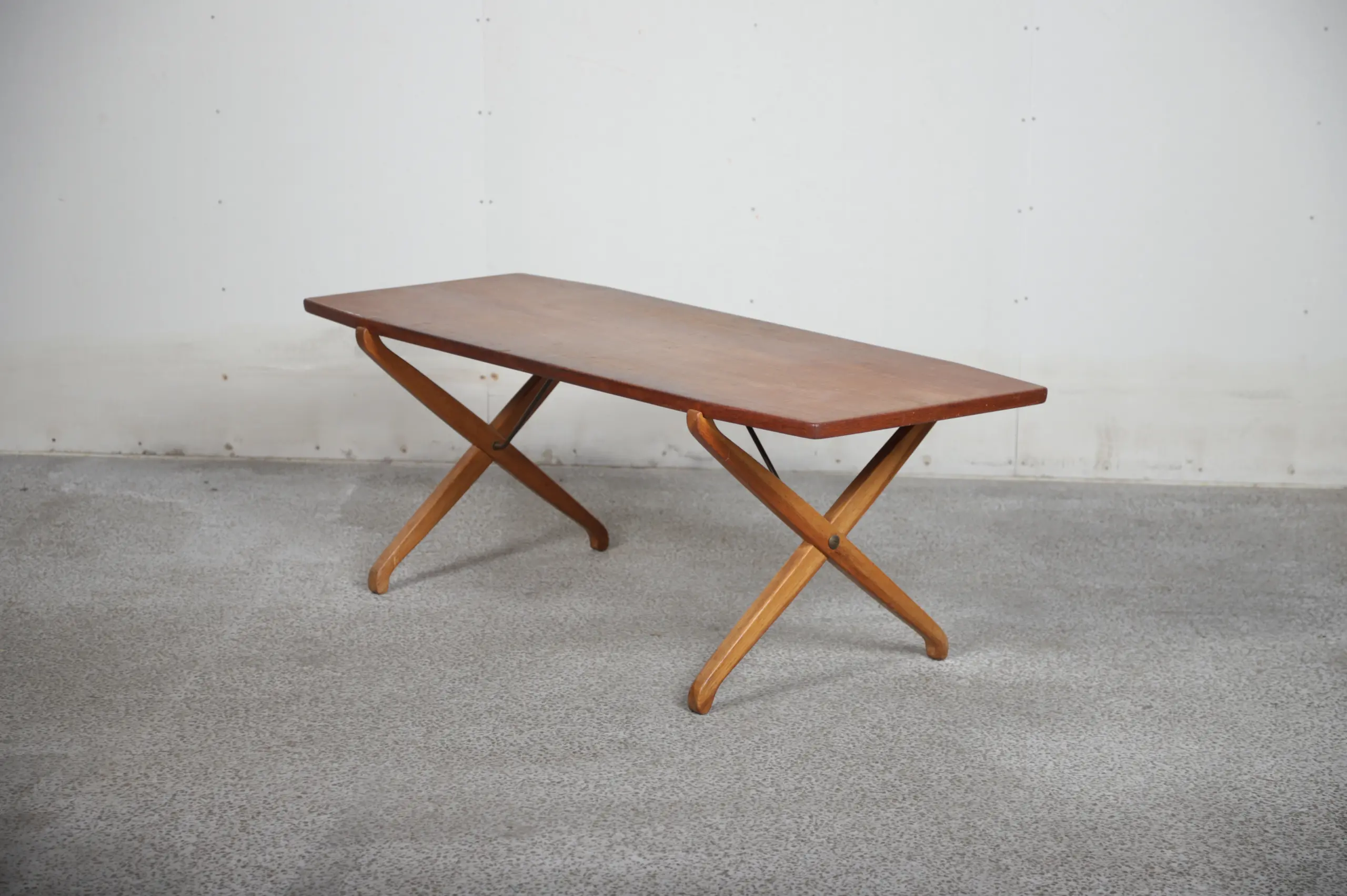 Sofabord på sakse-ben