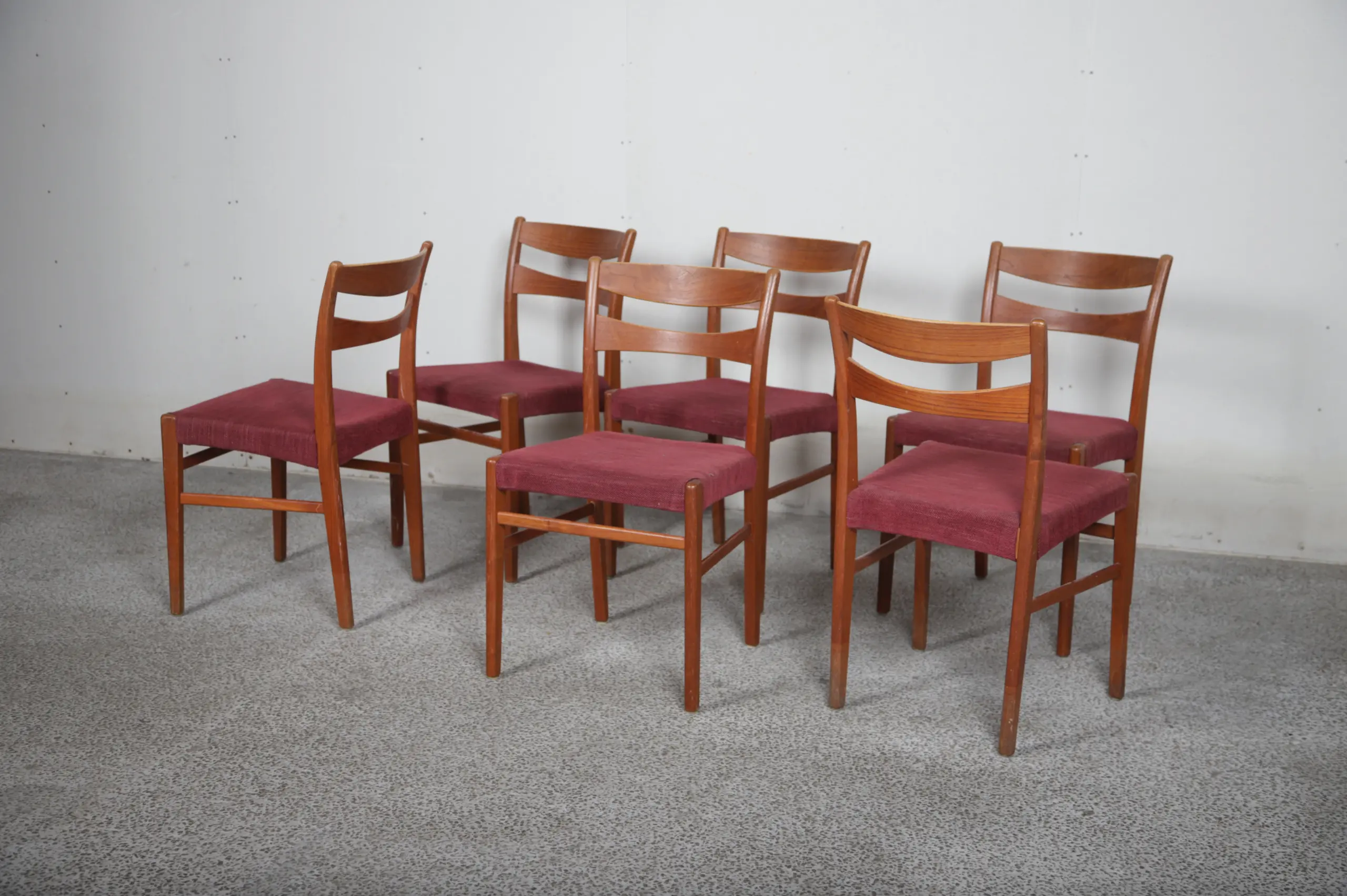 Seks spisestole i massiv teak  med rød polstring