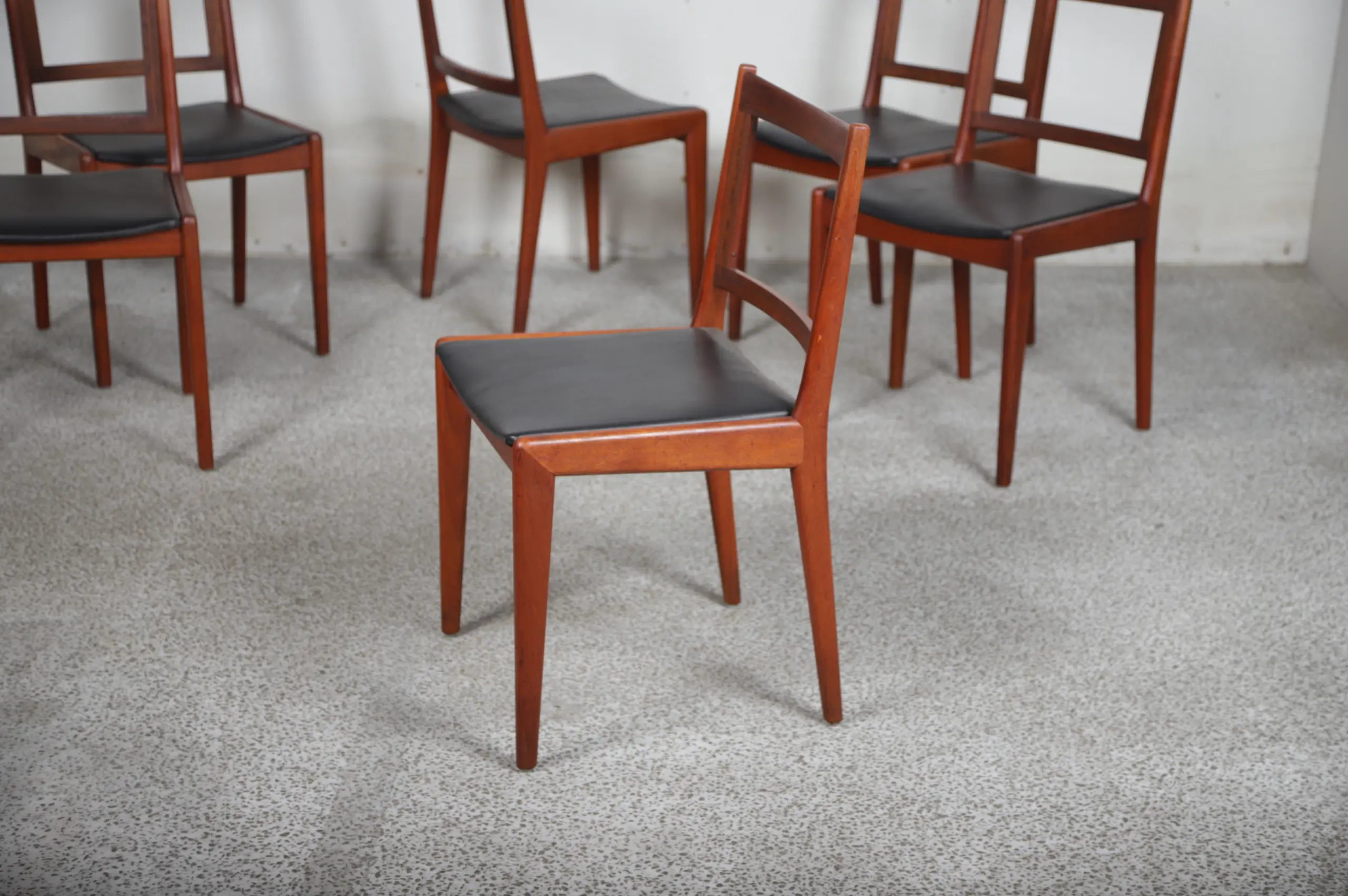 Seks spisestole i massiv teak med polstring i sort læder - Image 1