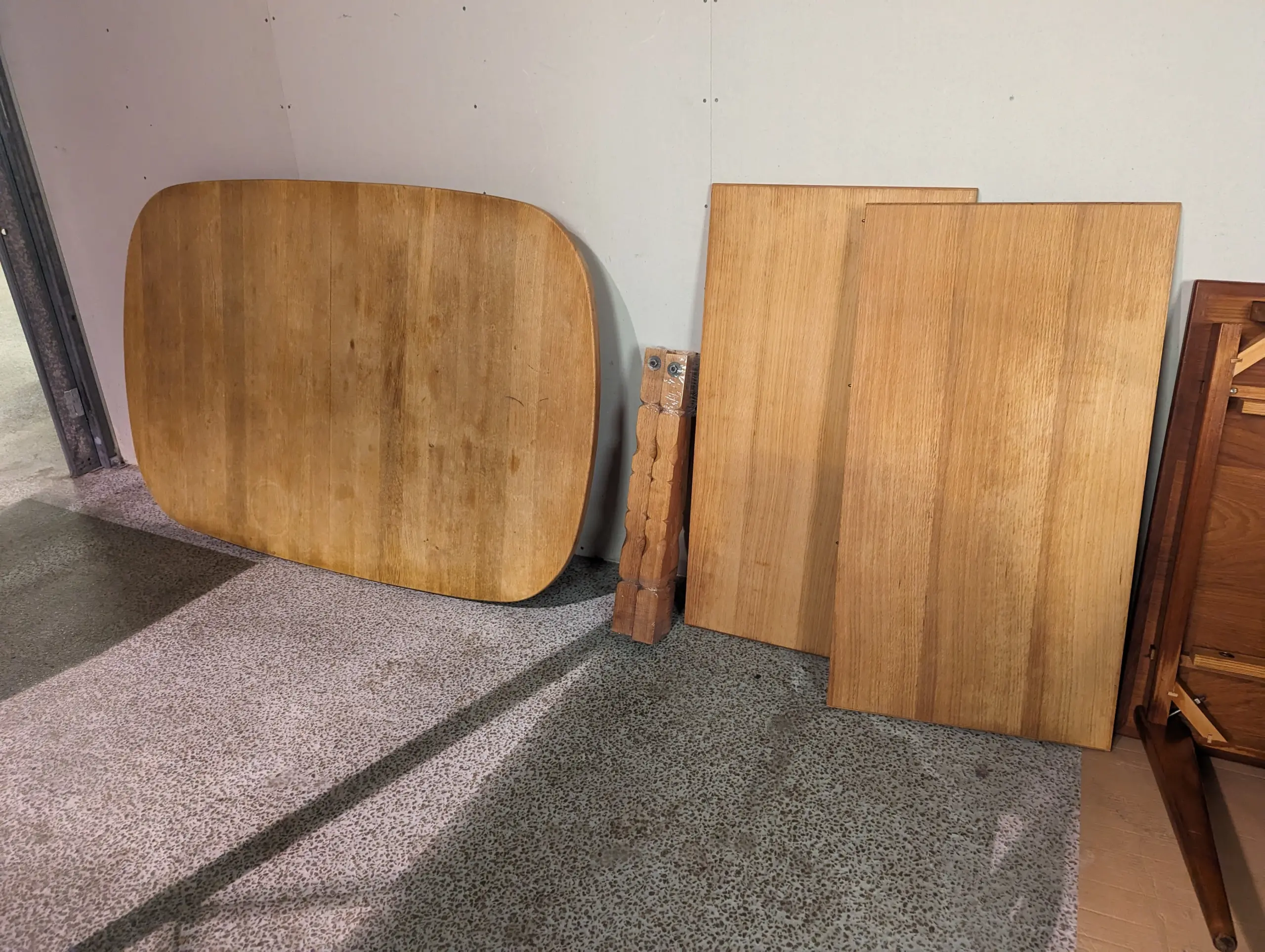 Spisebord massiv egetræ oval med to tillægsplader