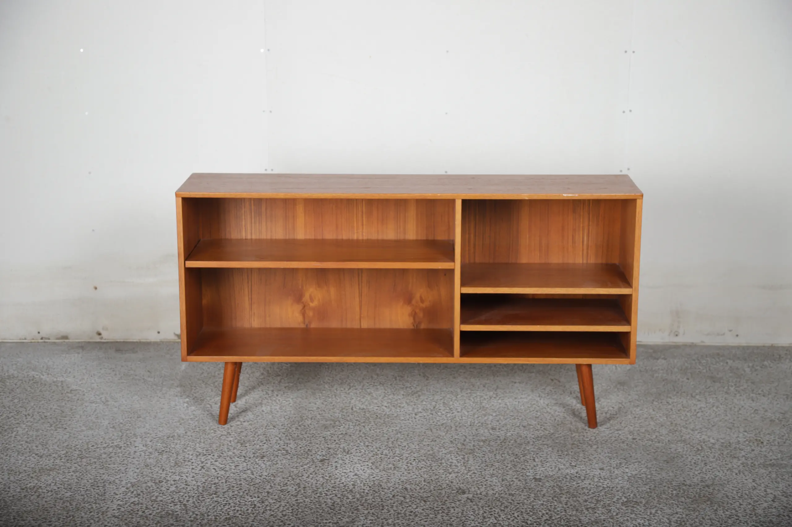 Lav reol i teak med hylder - Image 1