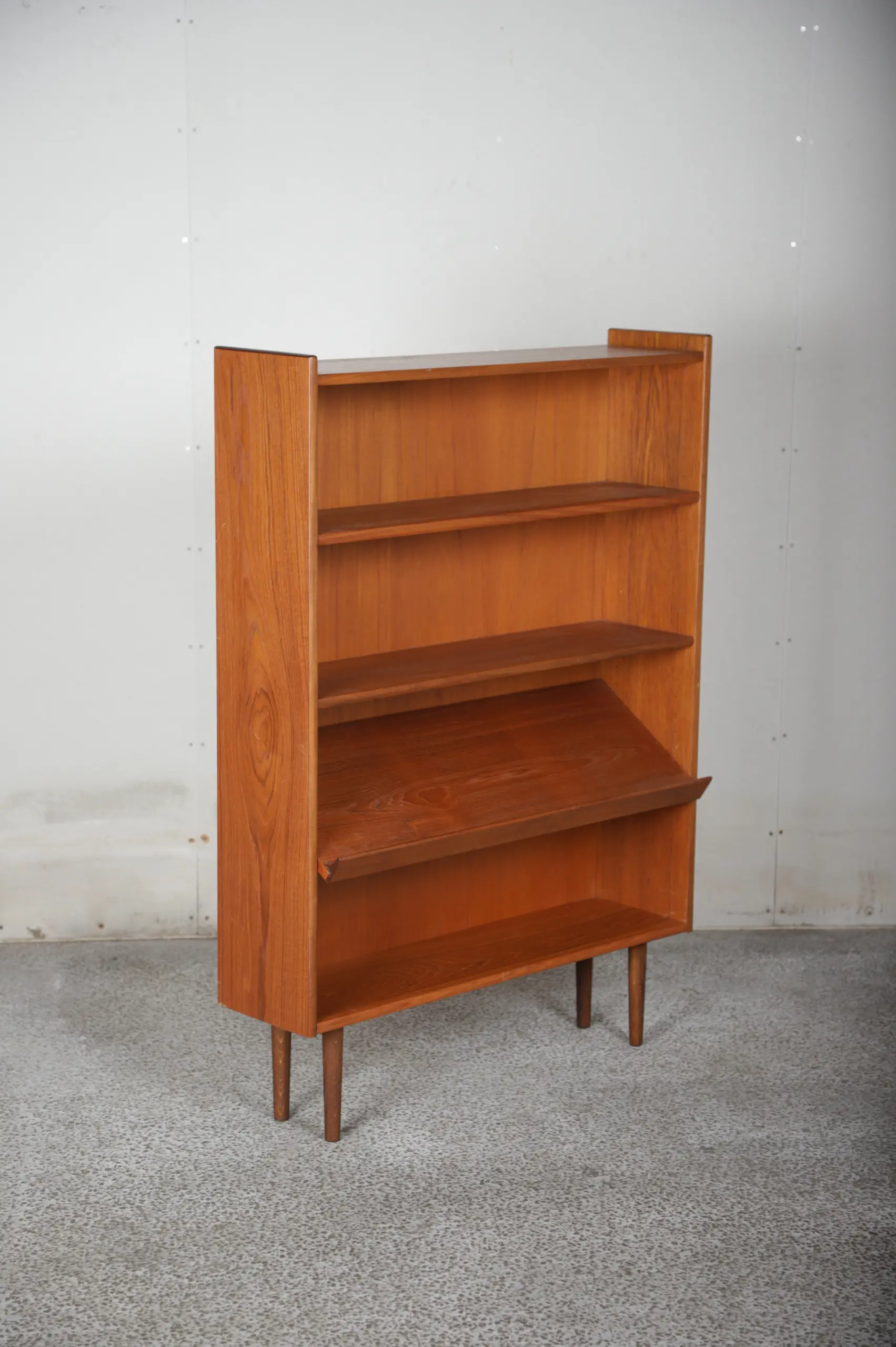 Reol i teak med hylder og magasinholder