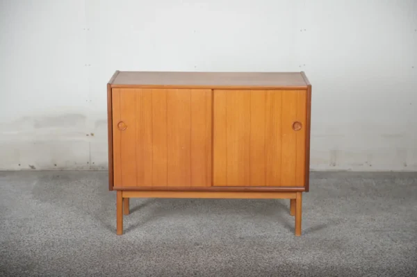 Skænk i teak med skydelåger på stel