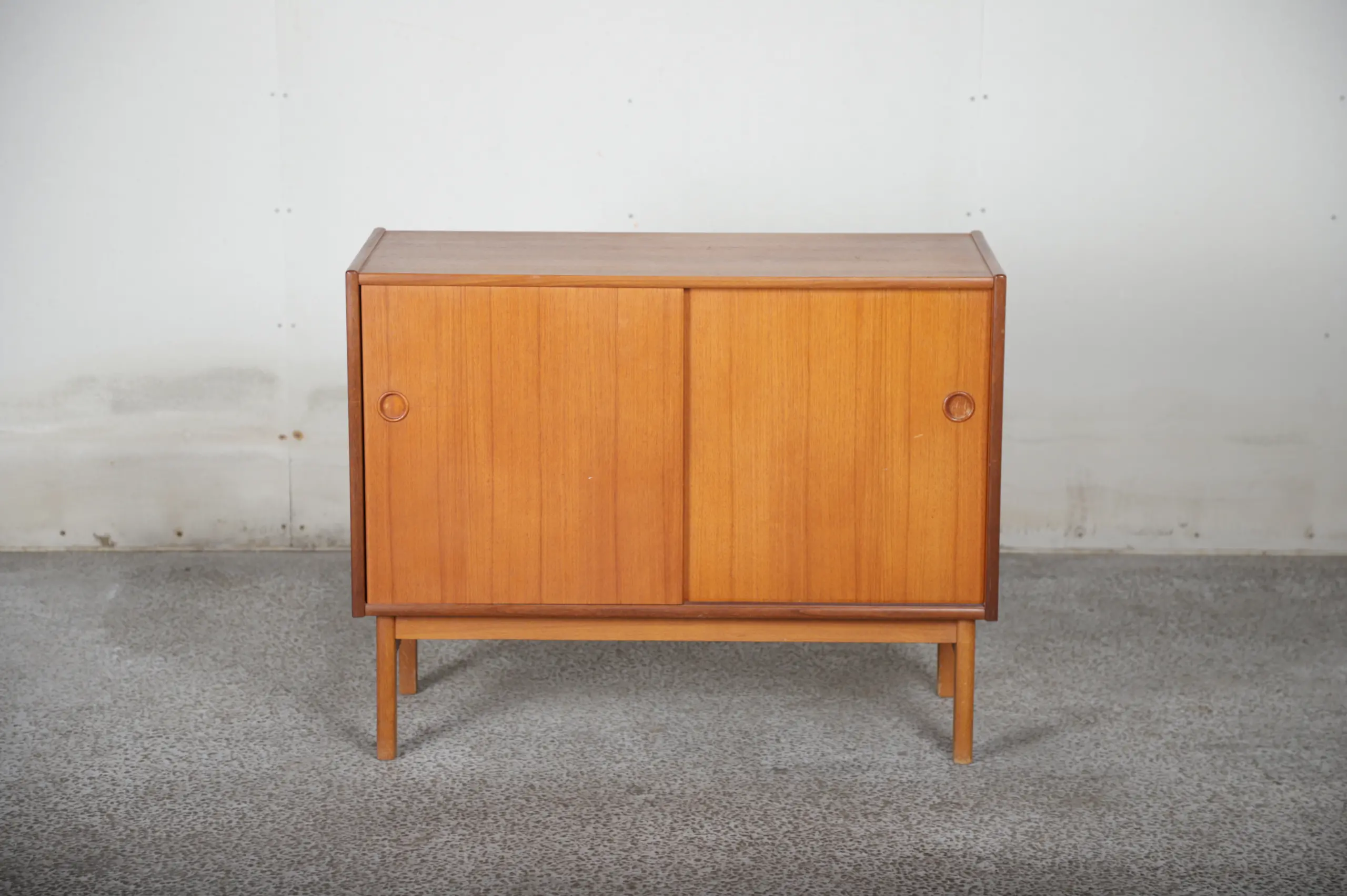 Skænk i teak med skydelåger på stel - Image 1