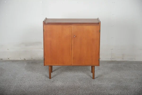 Lille skænk i teak med hylder og låger