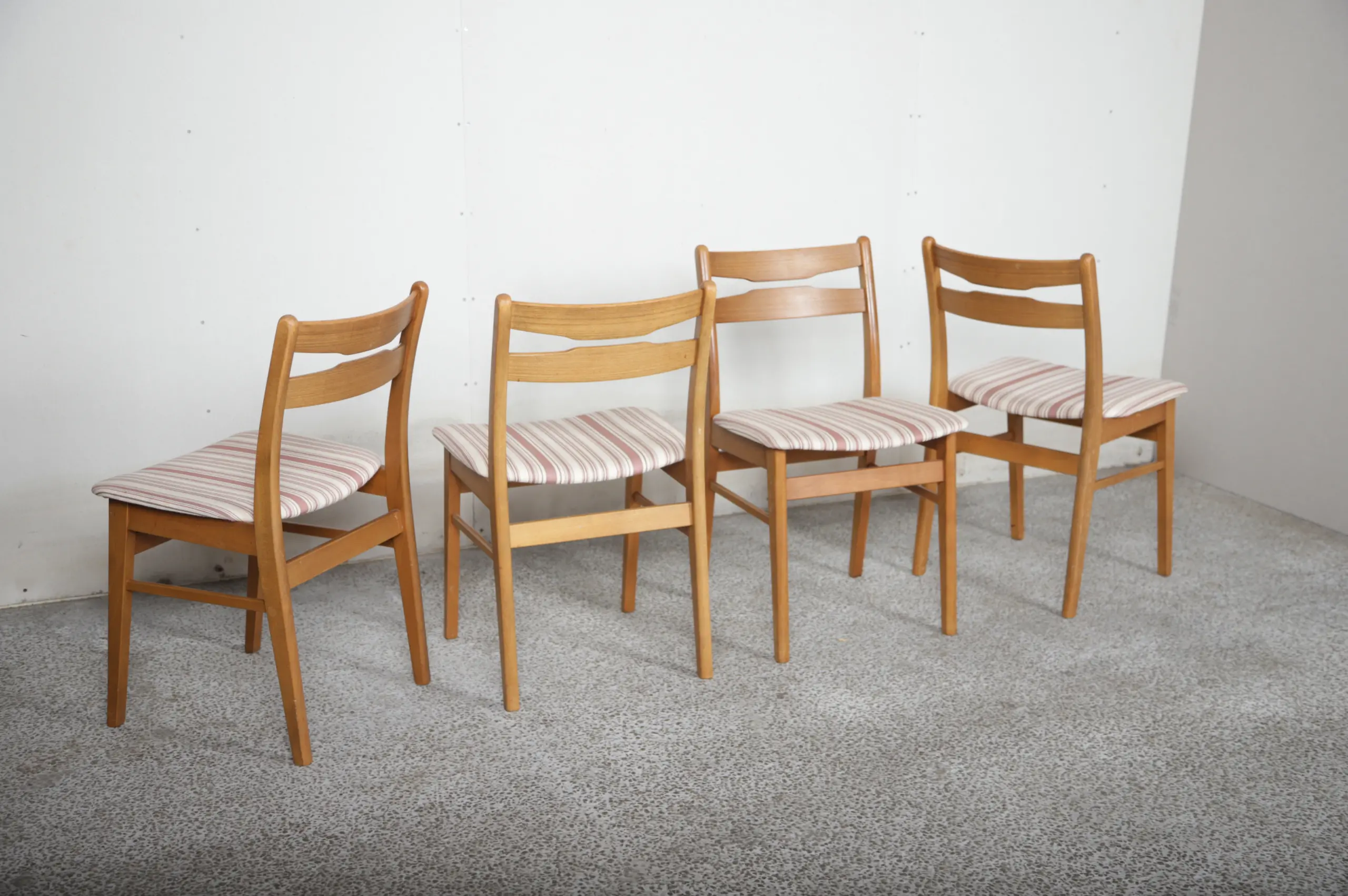 Fire spisestole, Teak