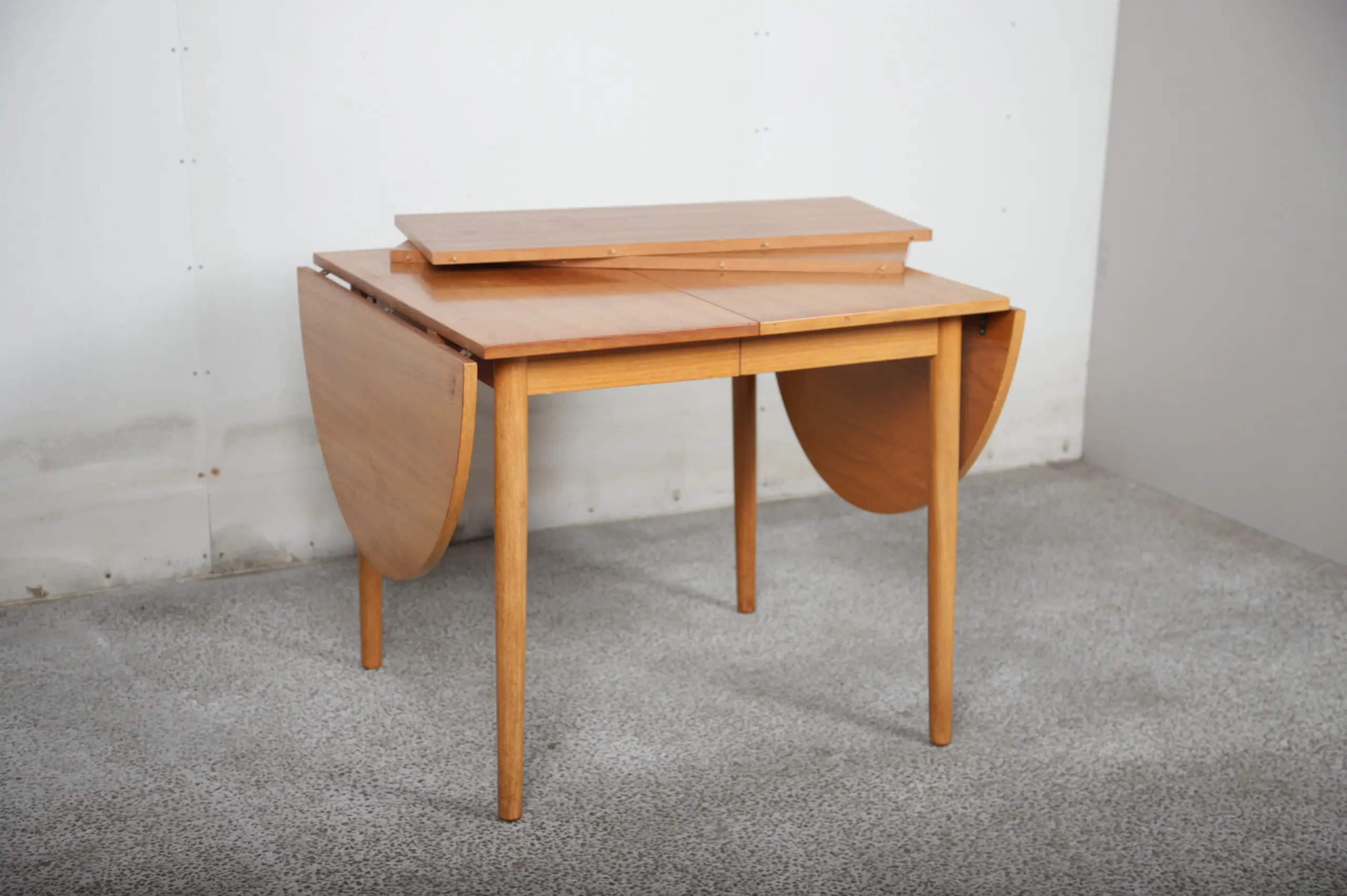 Spisebord i teak med tillægsplader og endebuer - Image 1