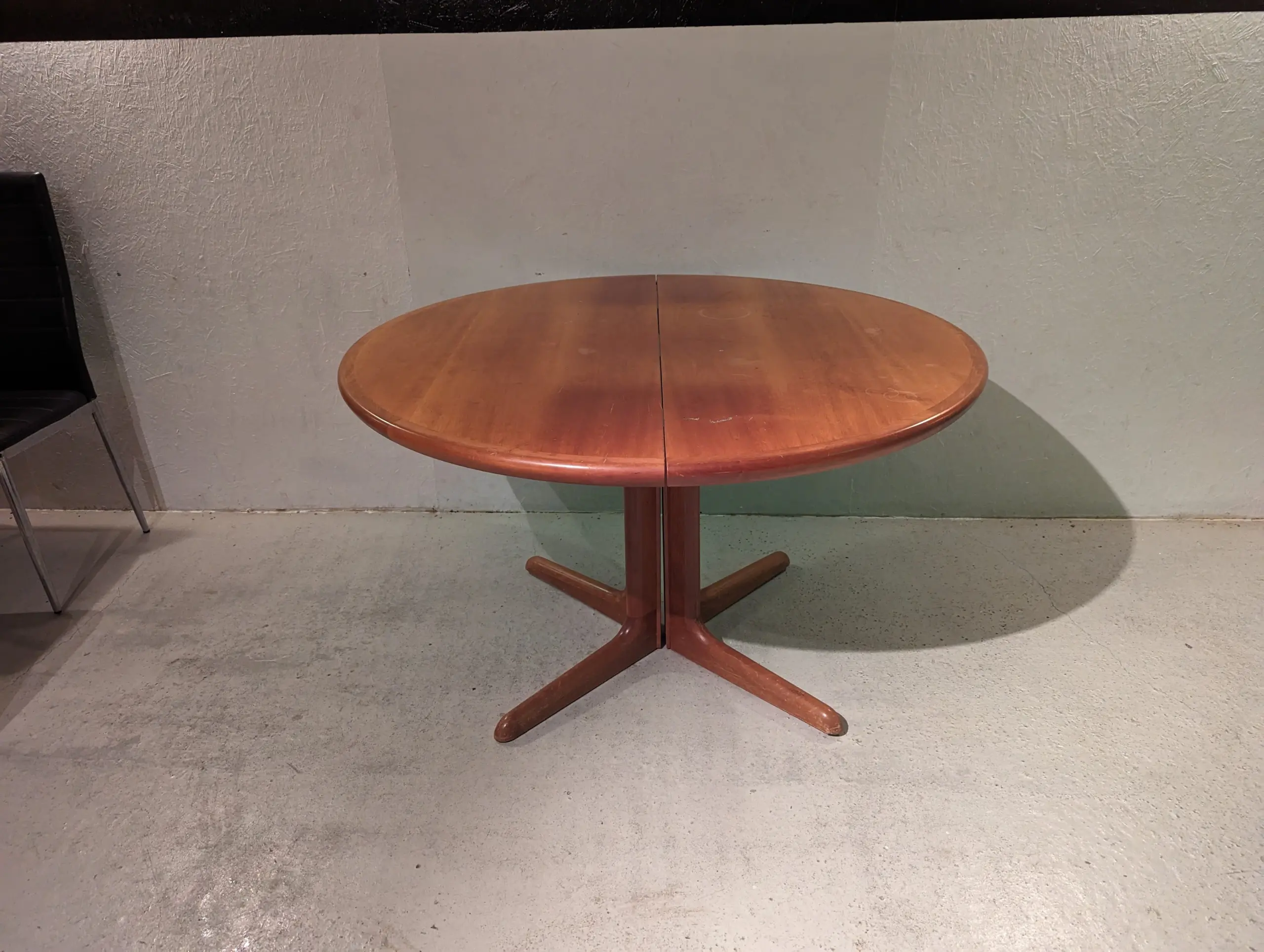 Rundt spisebord med to tillægsplader, Skovby, Kirsebær