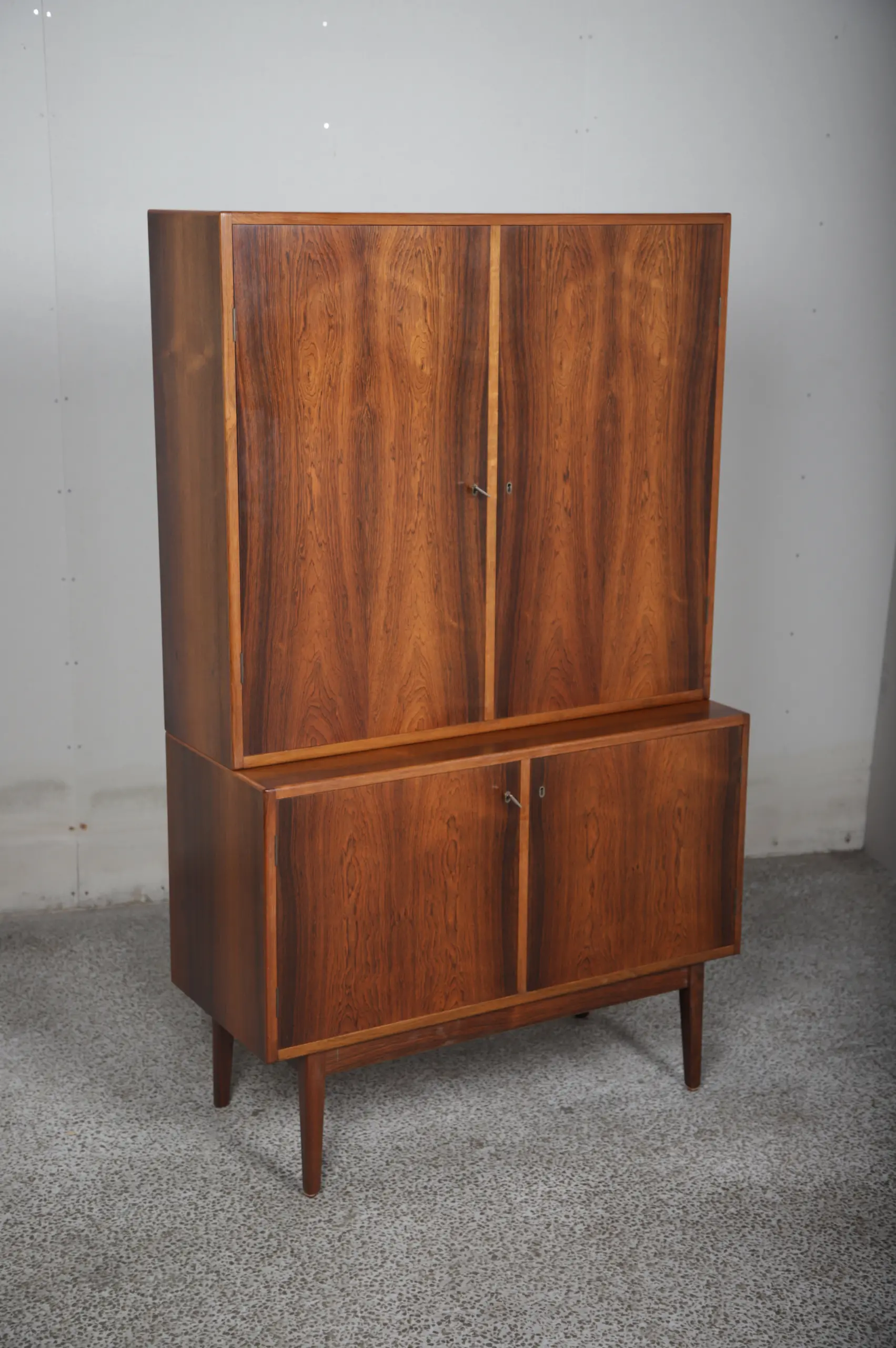 Højt smalt skab-skænk/dækketøjsskab, palisander - Image 1