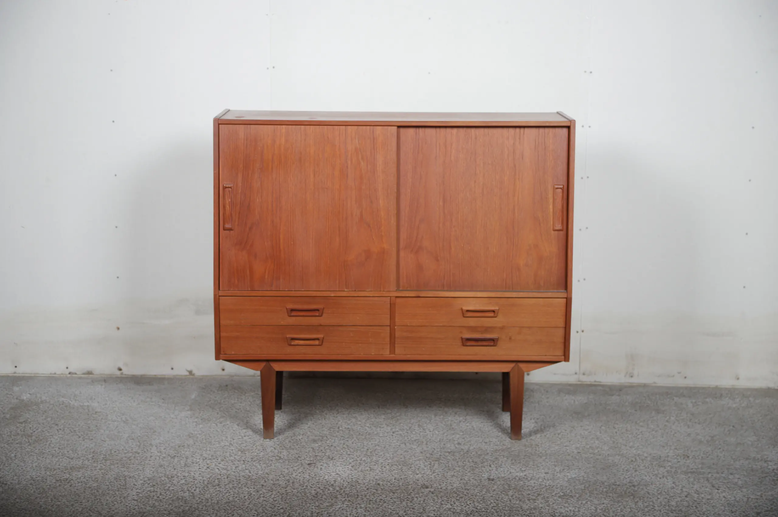 Smalt dækketøjsskab/skænk - Image 1