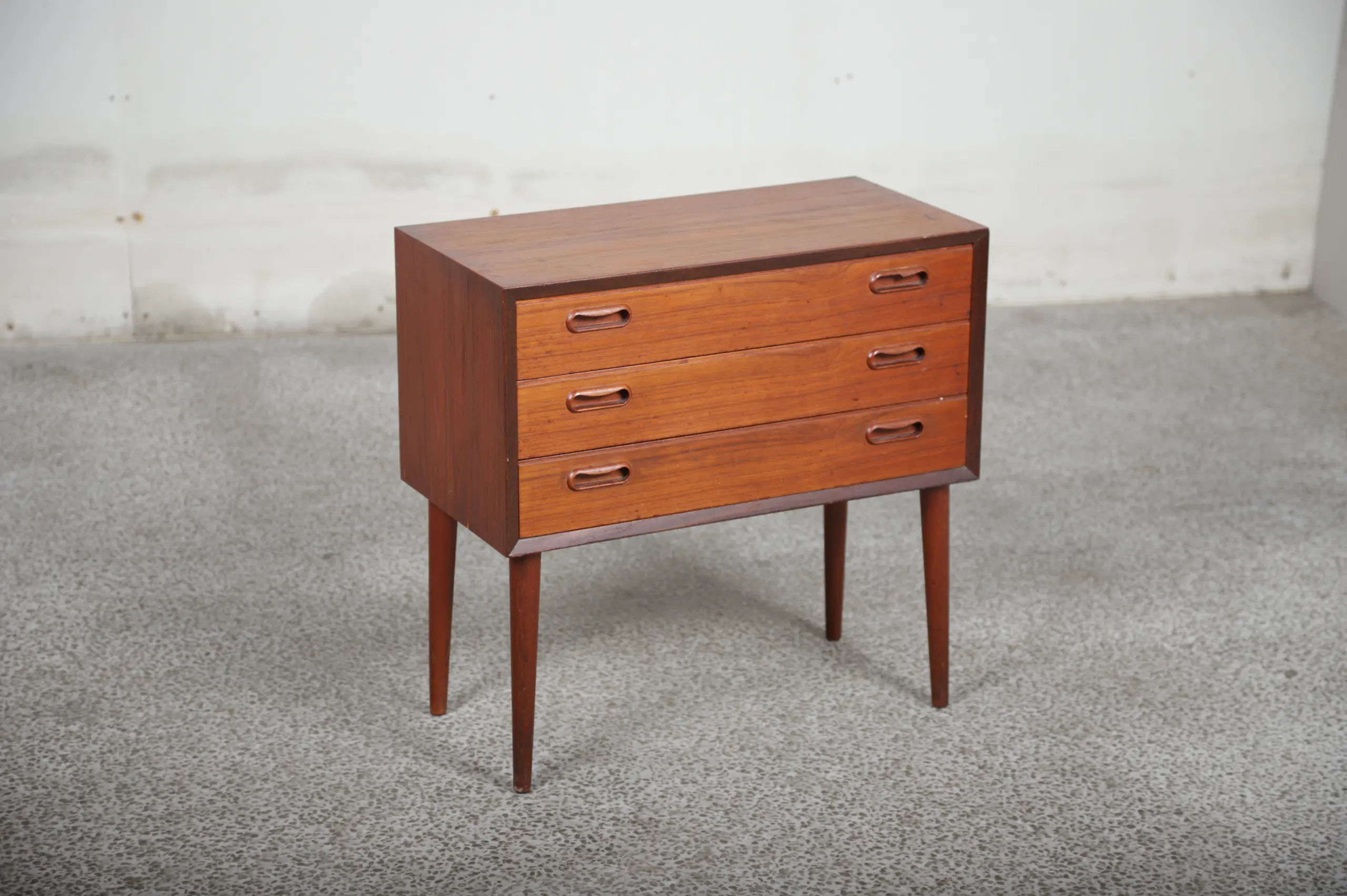 Entrékommode med tre skuffer i teak