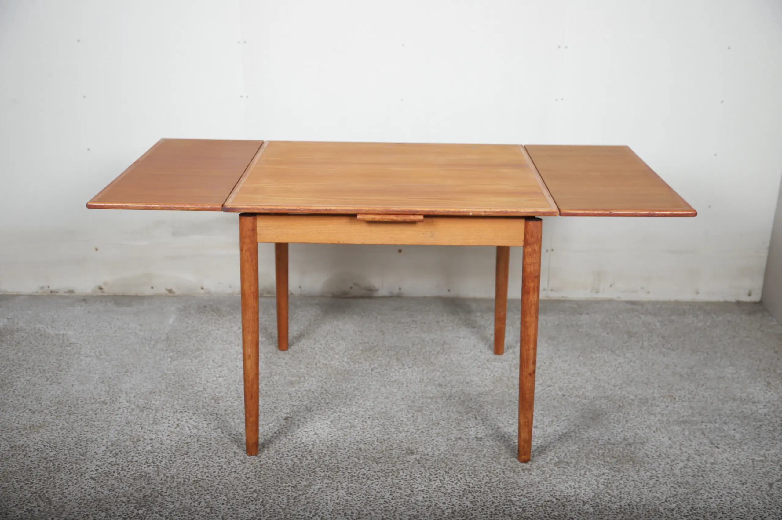 Kvadratisk spisebord i teak med hollandsk udtræk