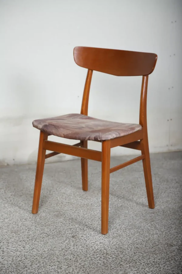 Én spisestol i teak, Mosbøl