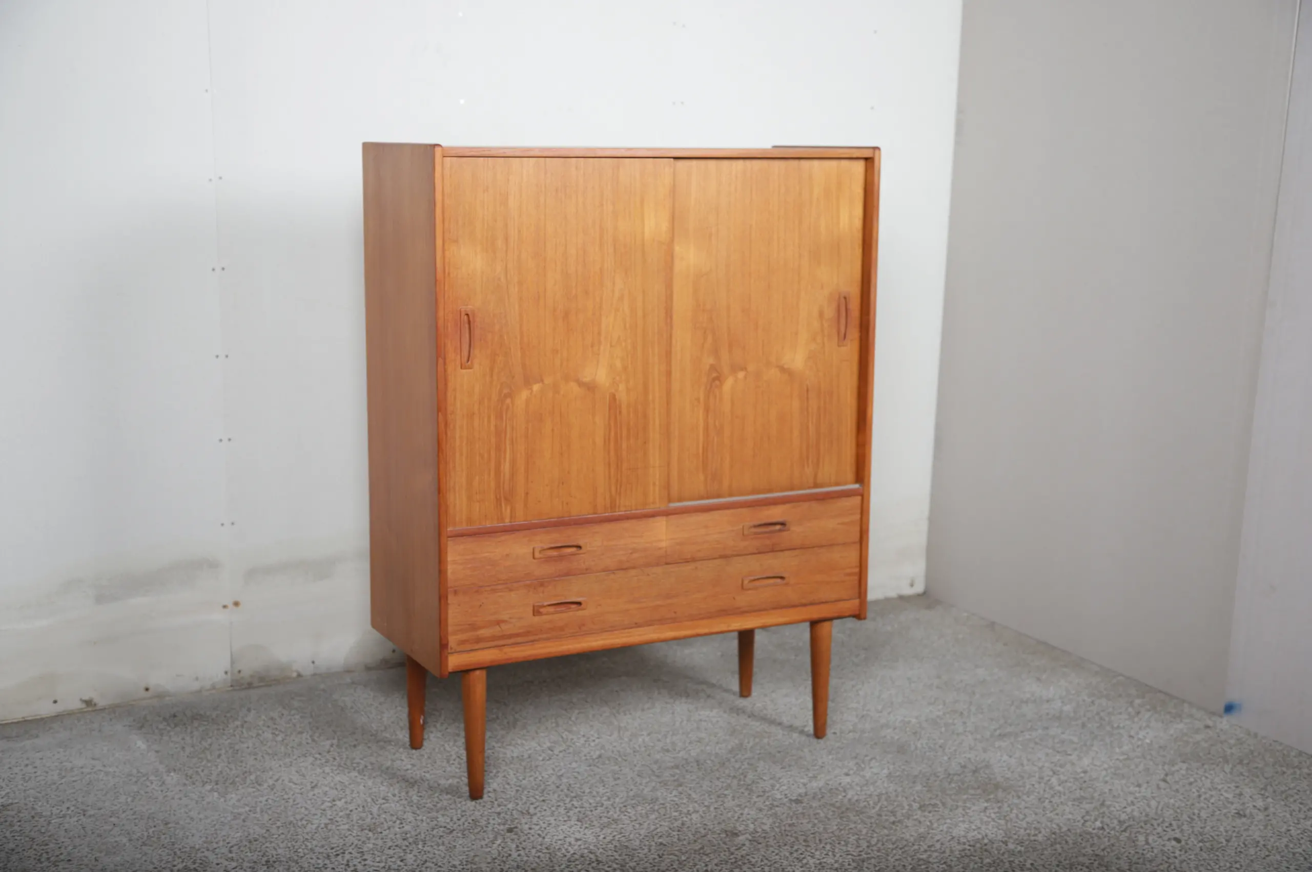 Skænk med skydelåger og kommode-skuffer - Image 1