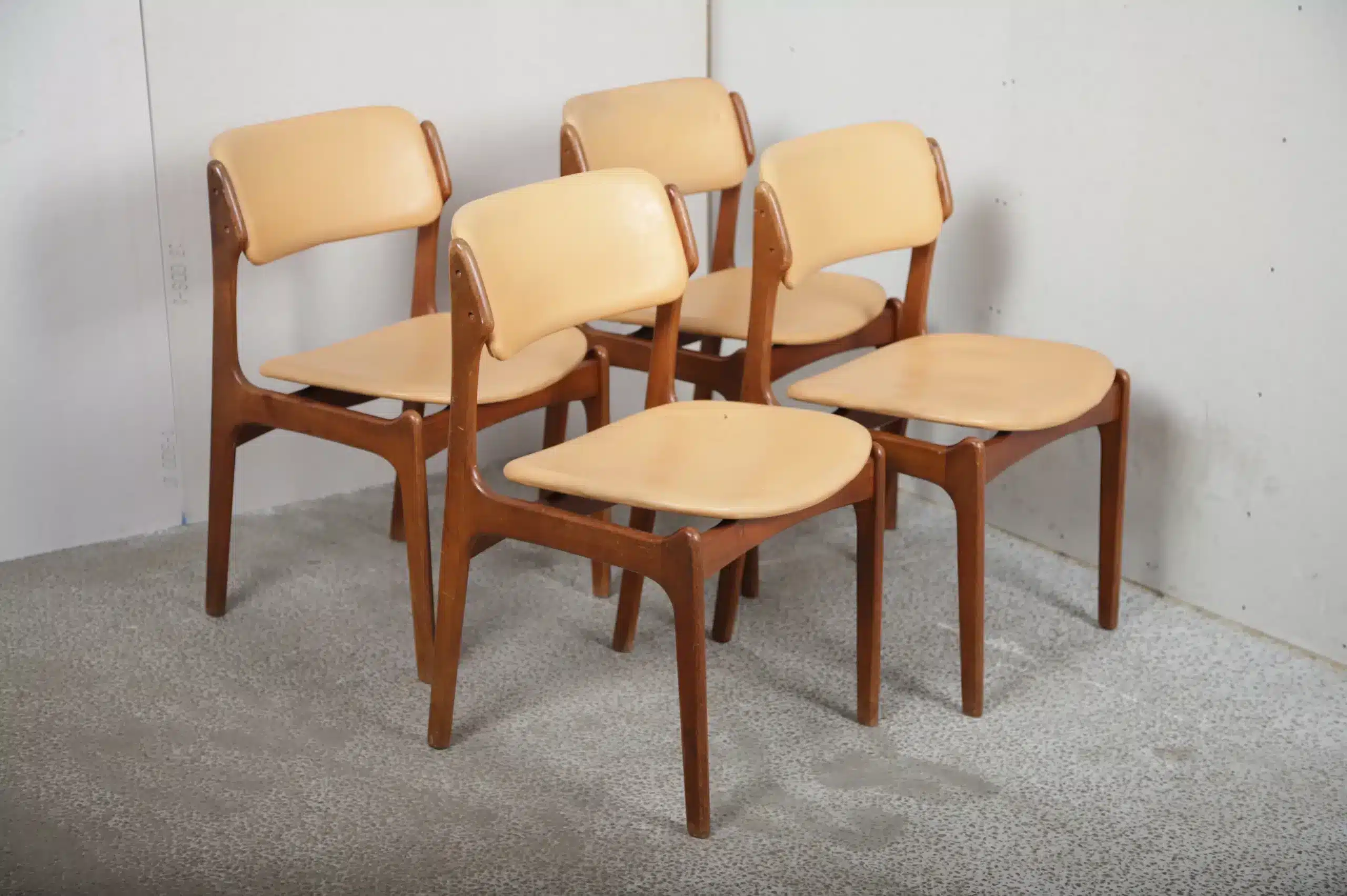 Fire Erik Buch spisestole i teak med beige sæde