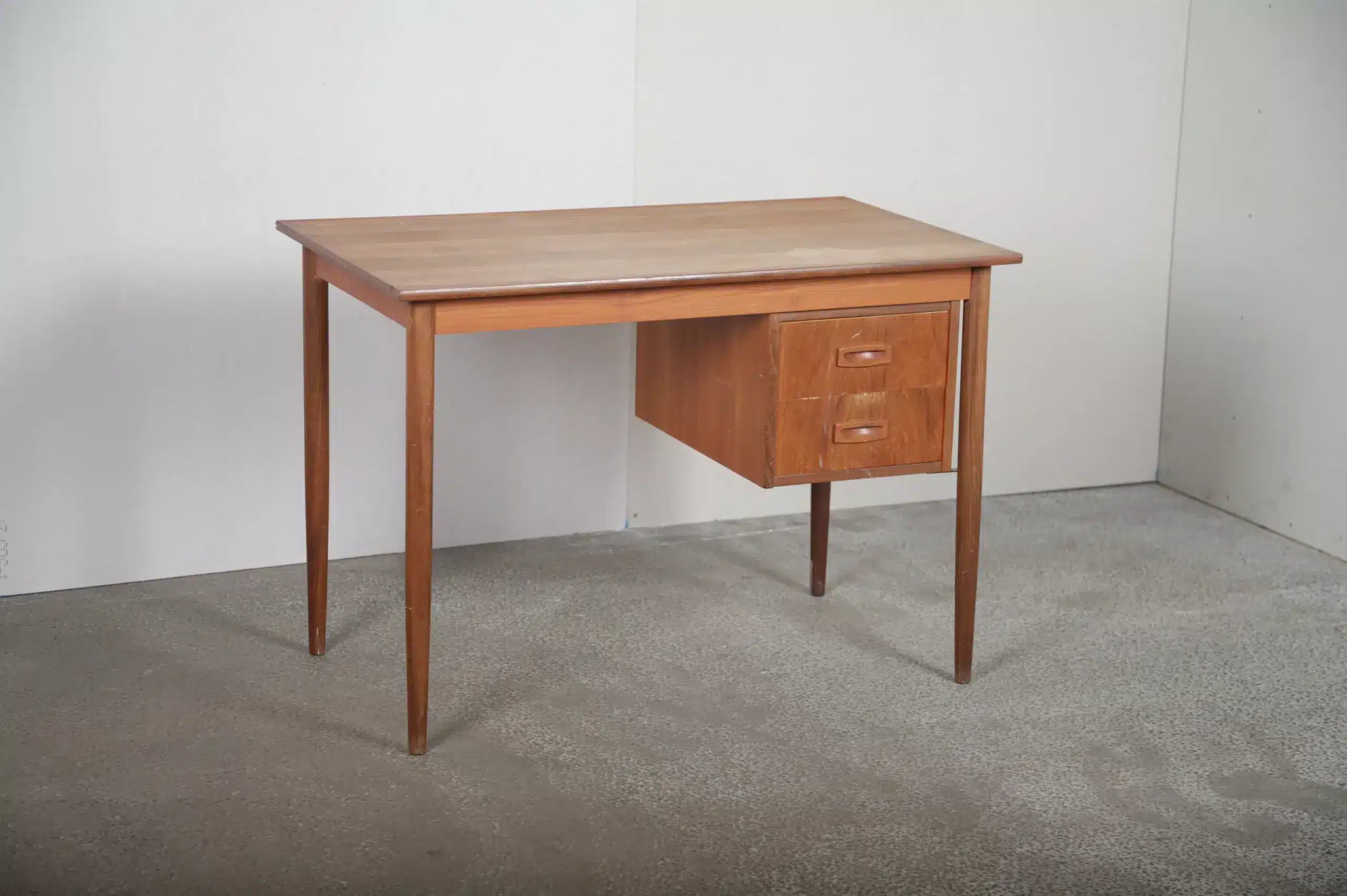 Smalt skrivebord med to skuffer, i teak, b: 102 d: 58 h: 72 - Image 1