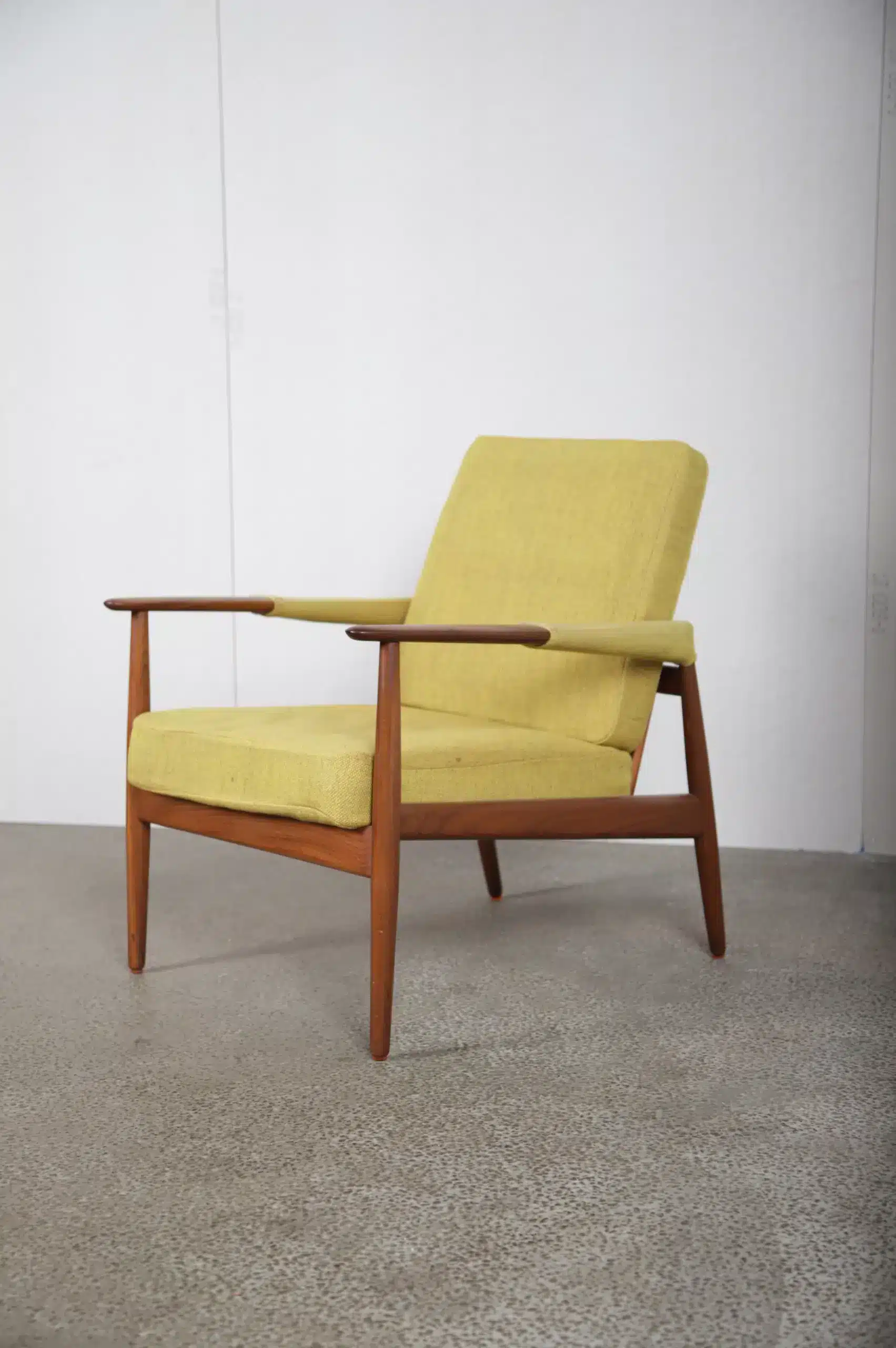 Lænestol i massiv teaktræ med karrygul polstring