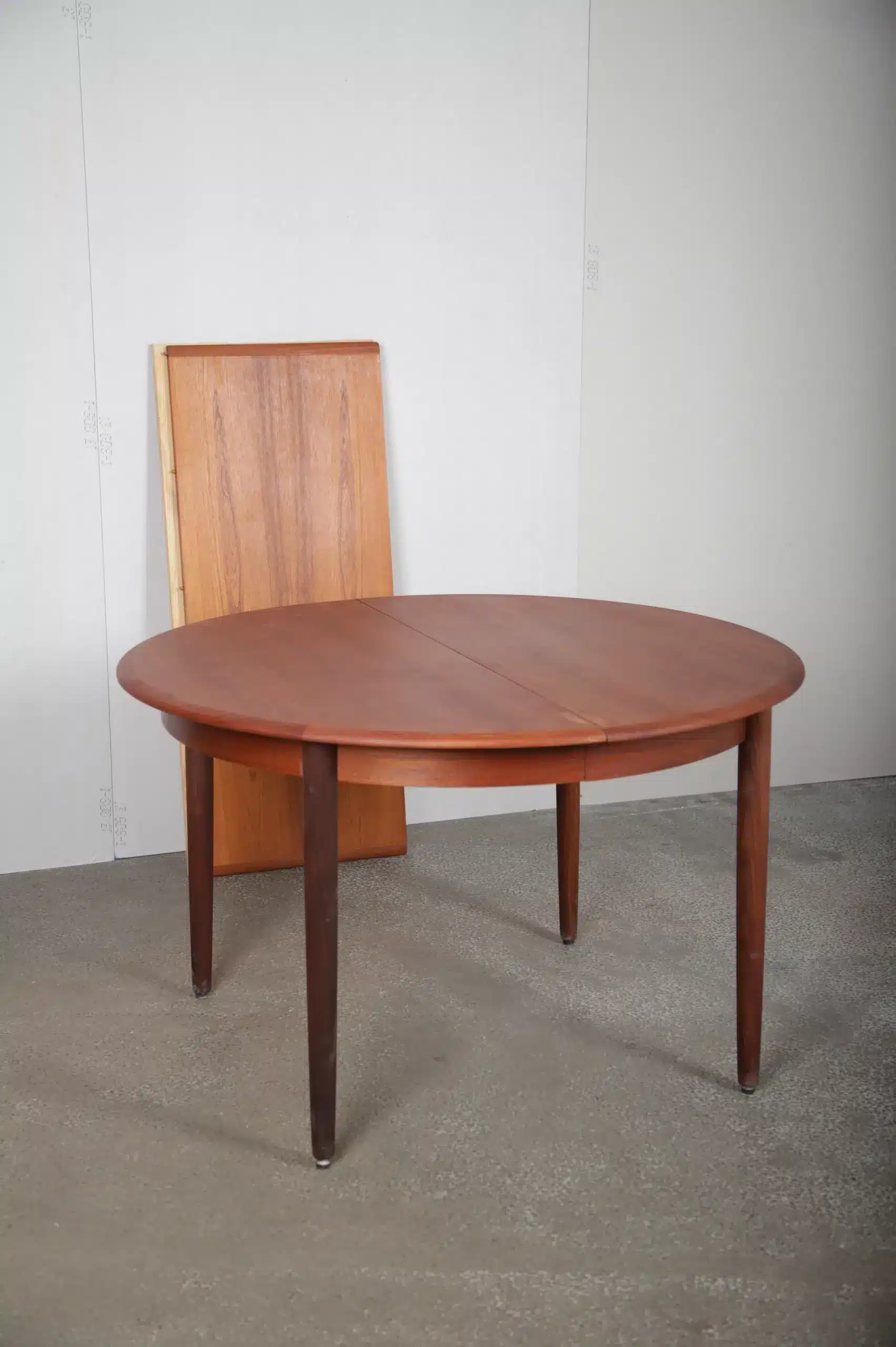 Rundt spisebord i teak med tillægsplader