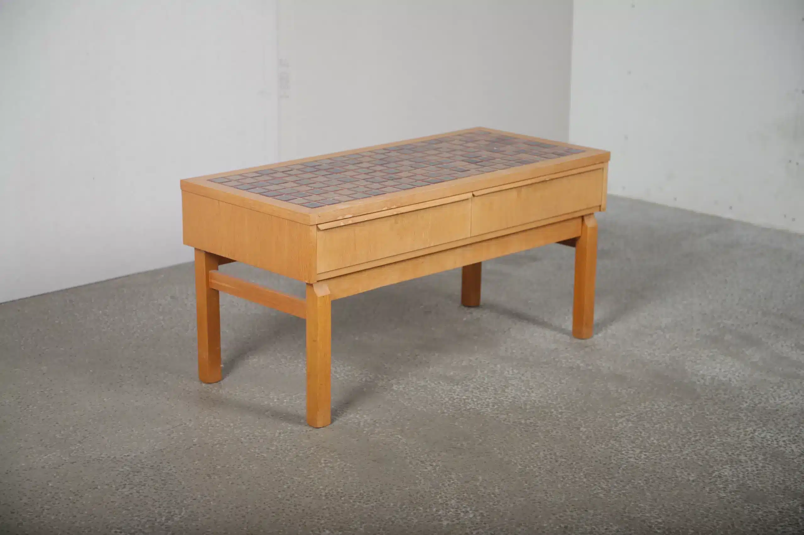 Entrekommode med kakler