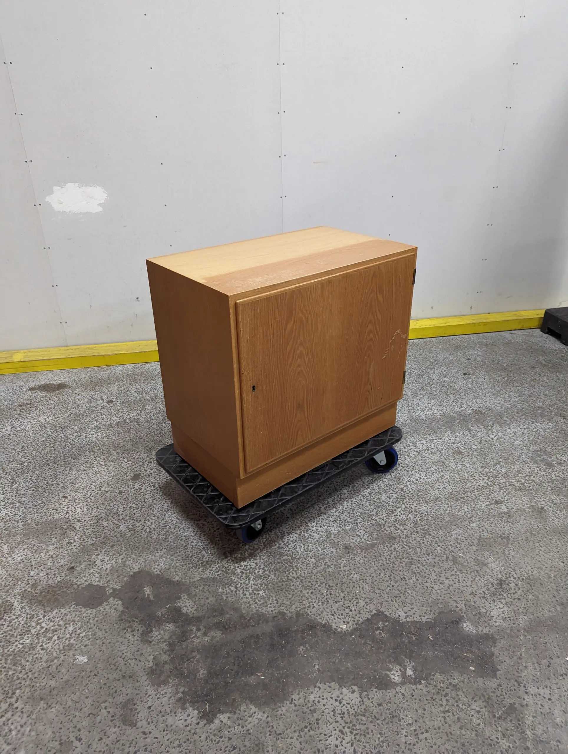 Eg en-skab reol, hundevad - Image 1