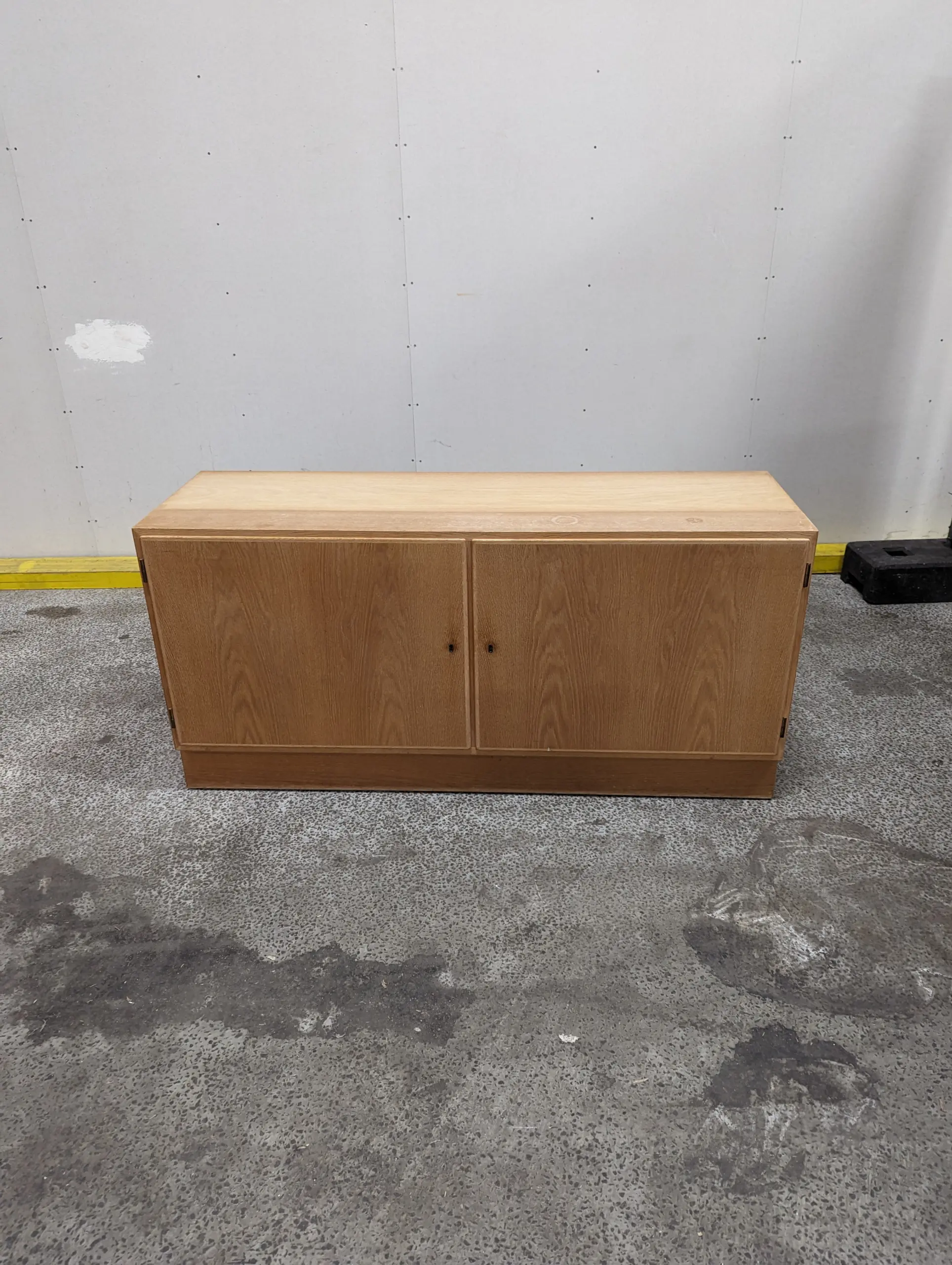 Hundevad todelt skænk eg - Image 1