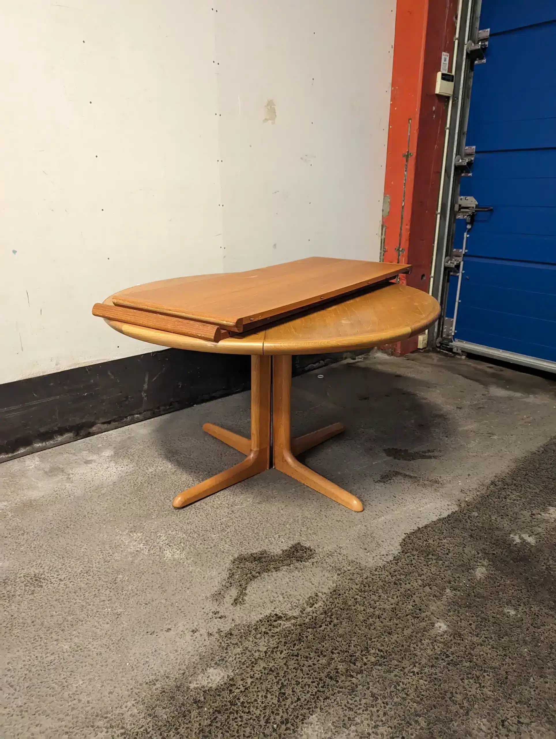 Rundt spisebord i teak med tillægsplader, Skovby