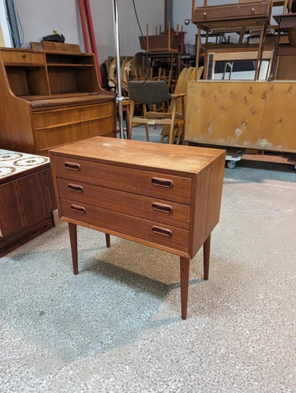 Lille entrekommode i teak