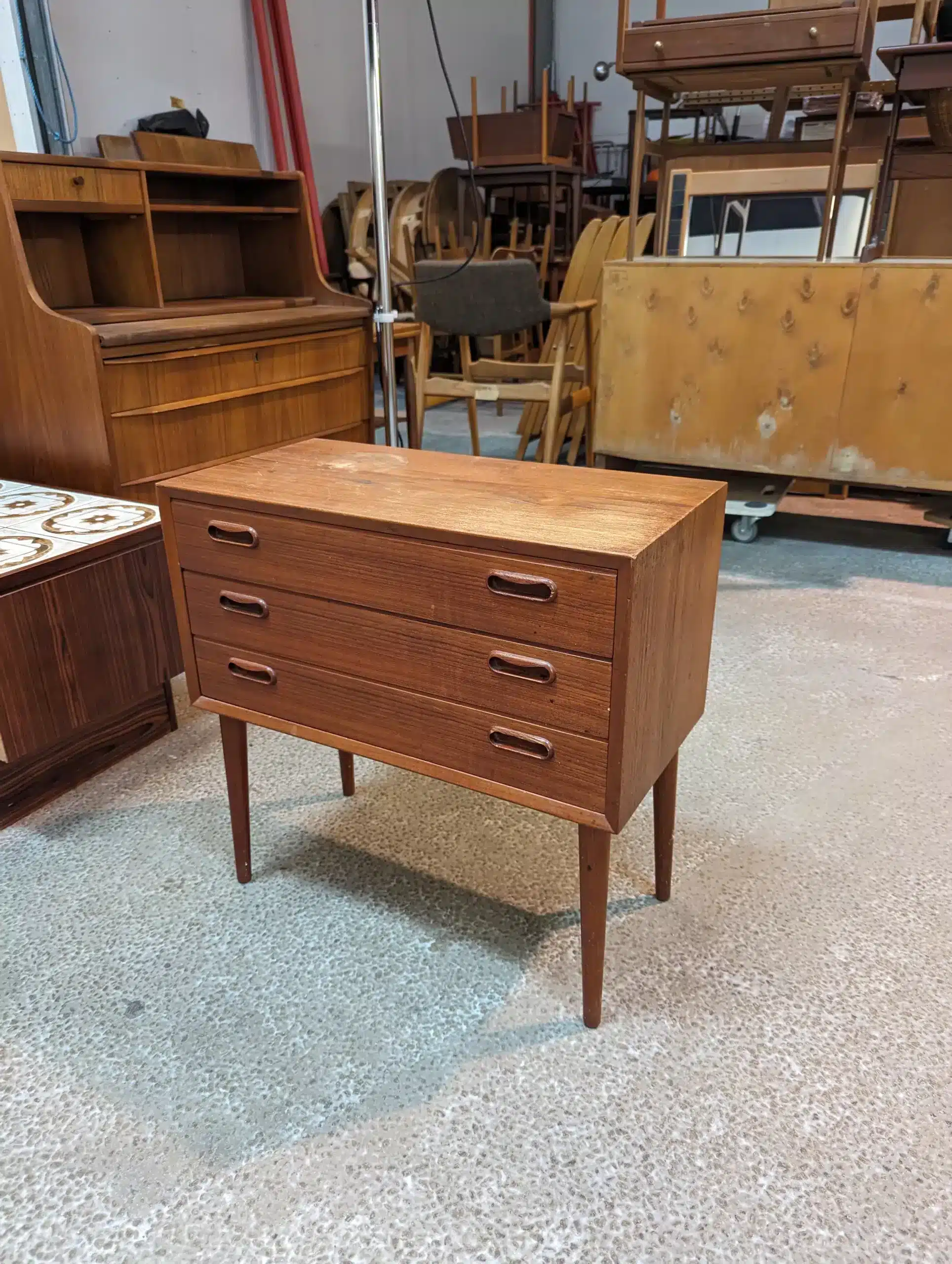 Lille entrekommode i teak - Image 1