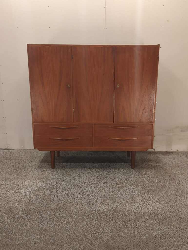 Skænk/dækketøjsskab, teak