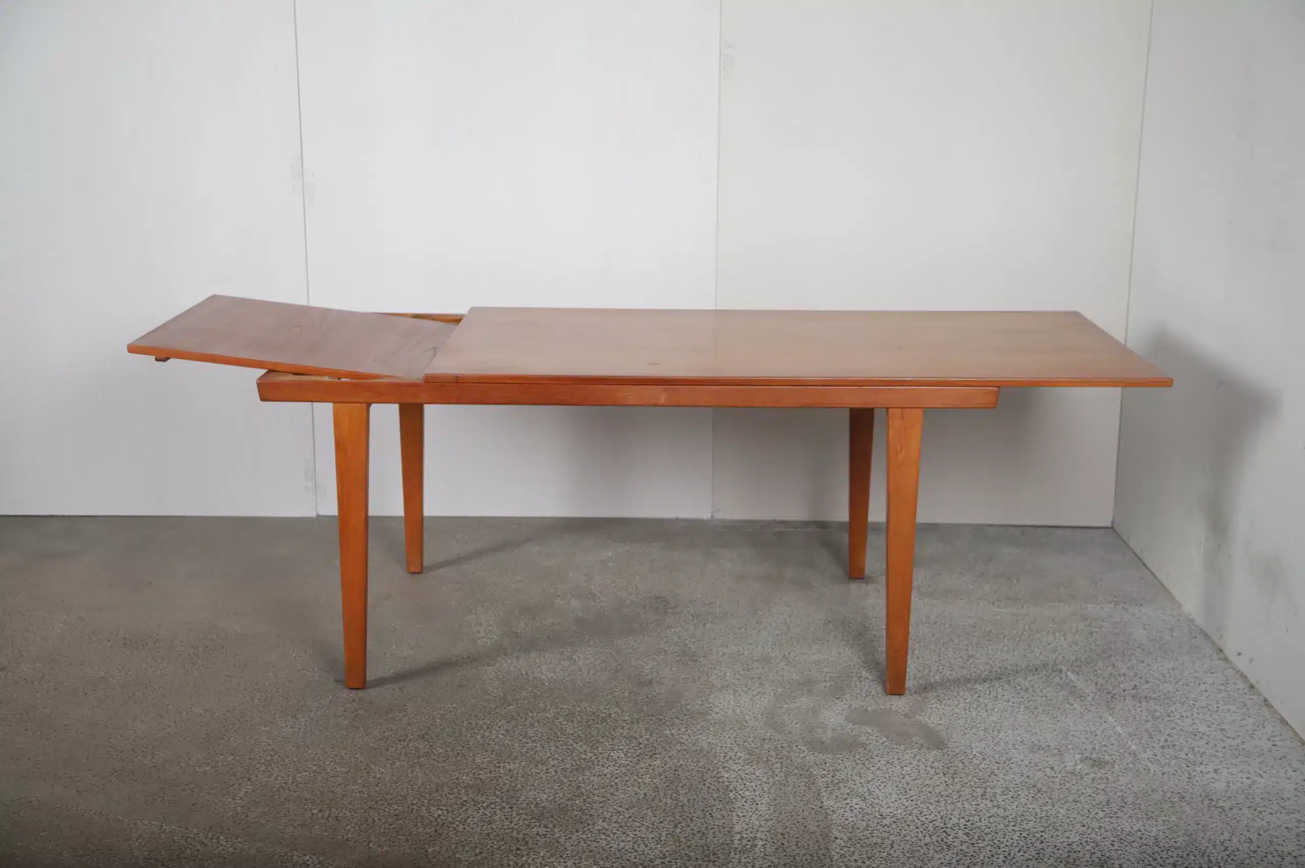 Stort spisebord i teak, én tillægsplade