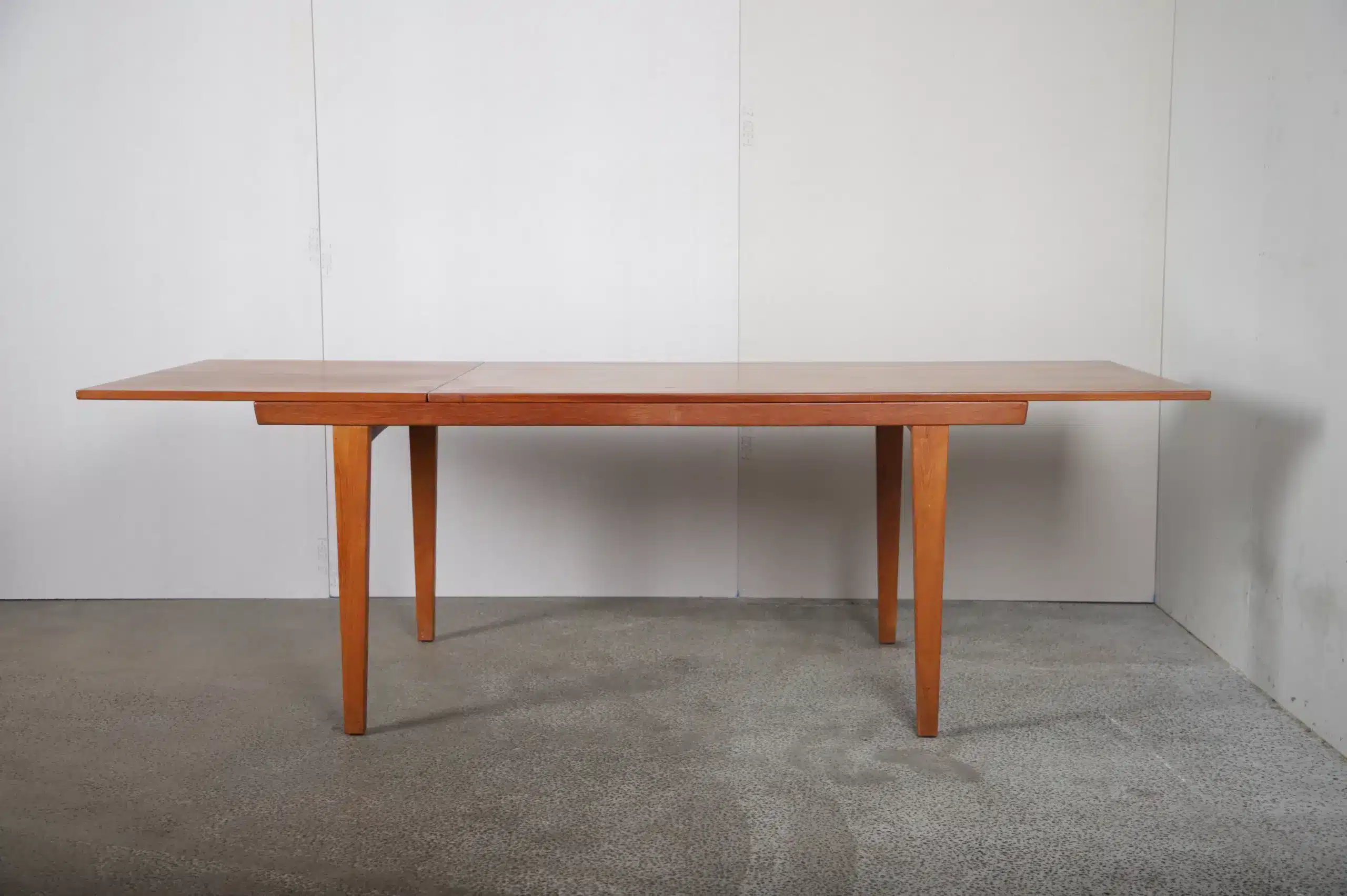 Stort spisebord i teak, én tillægsplade