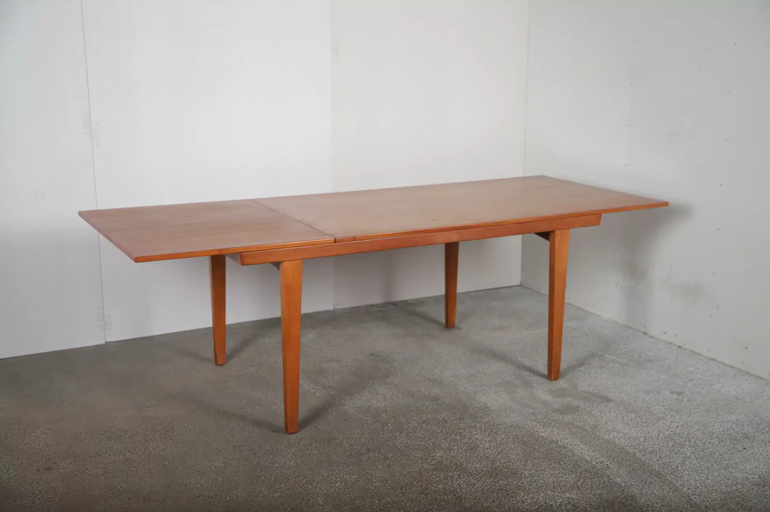 Stort spisebord i teak, én tillægsplade