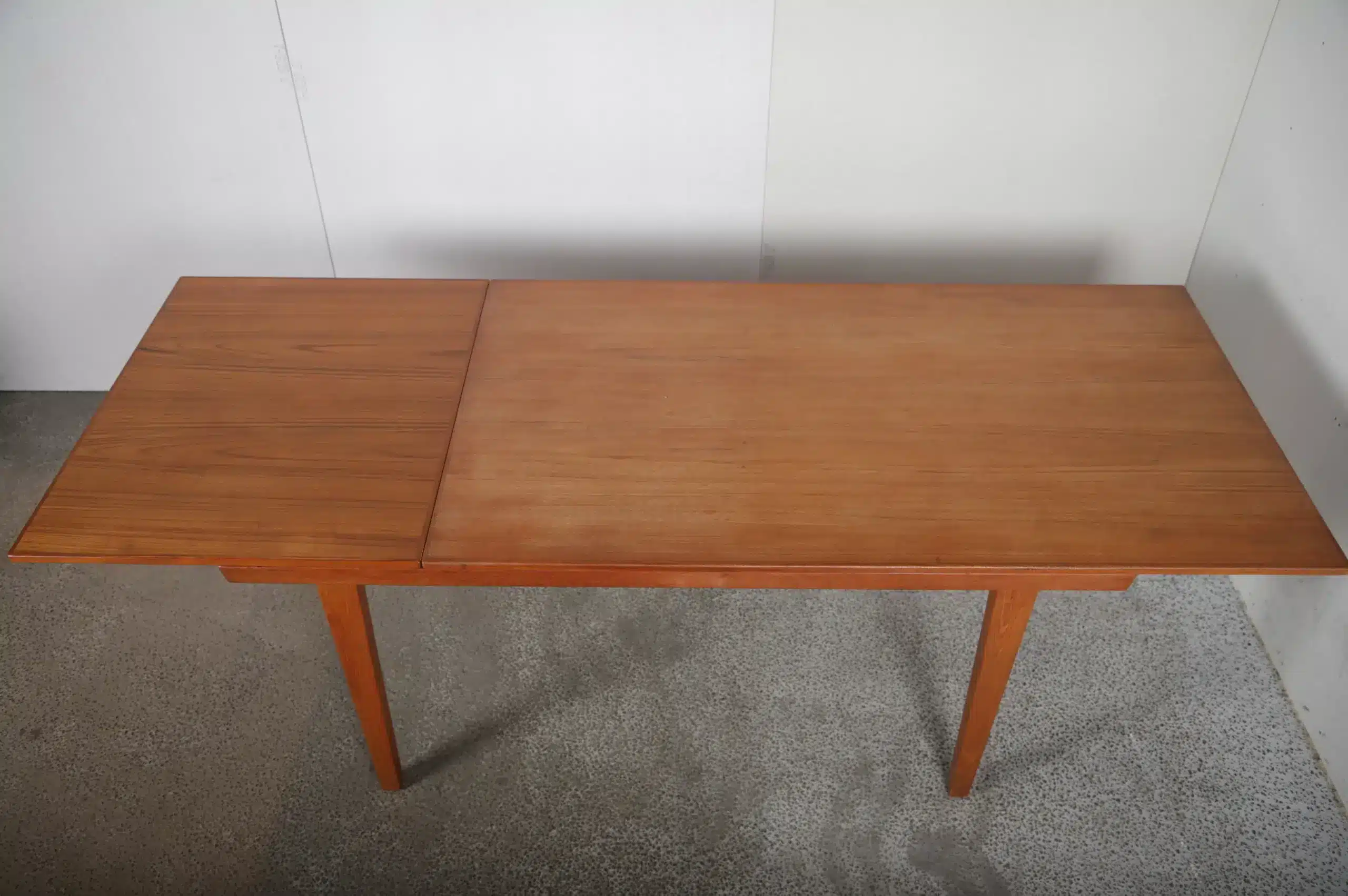 Stort spisebord i teak, én tillægsplade