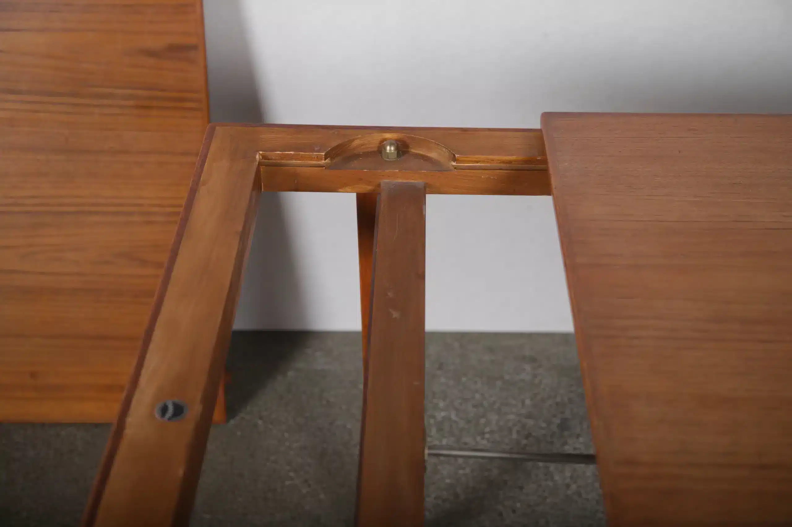 Stort spisebord i teak, én tillægsplade