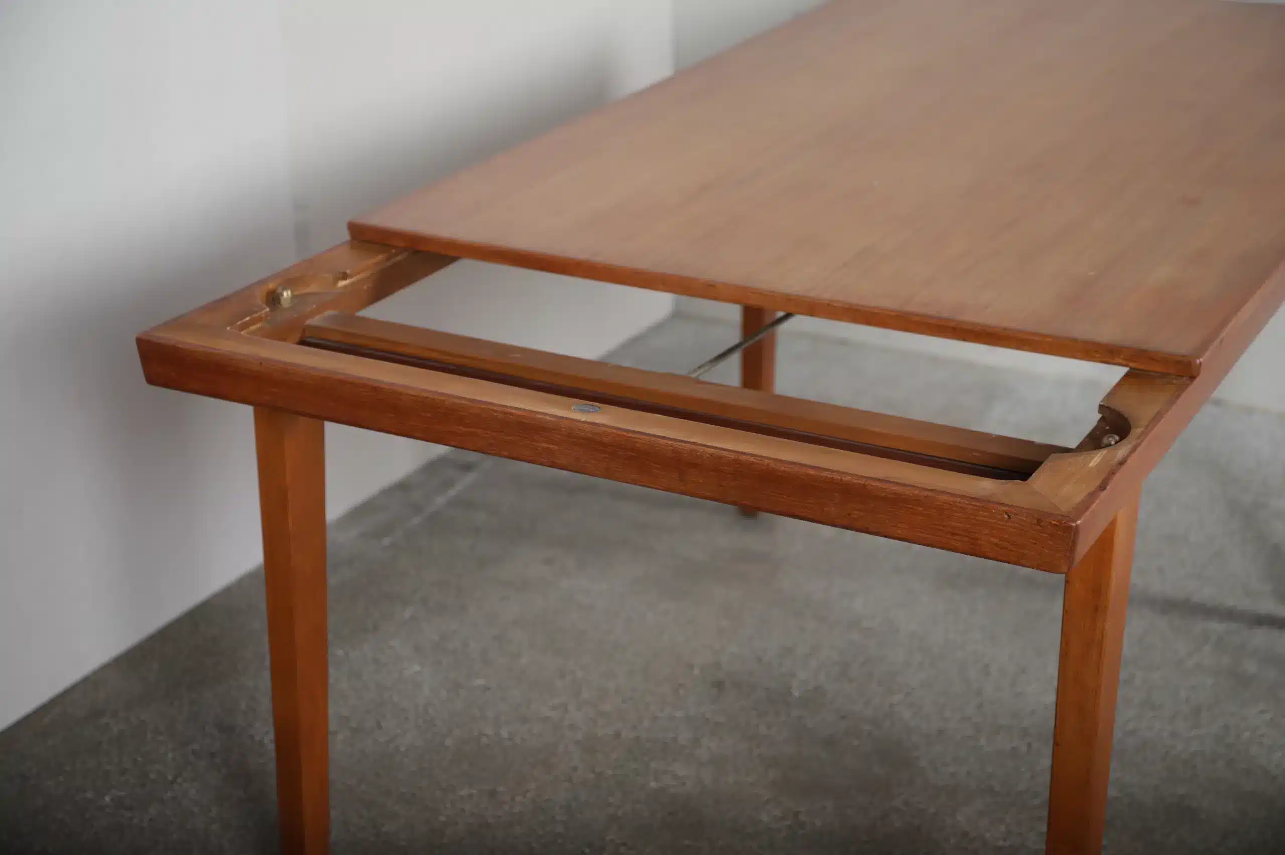 Stort spisebord i teak, én tillægsplade