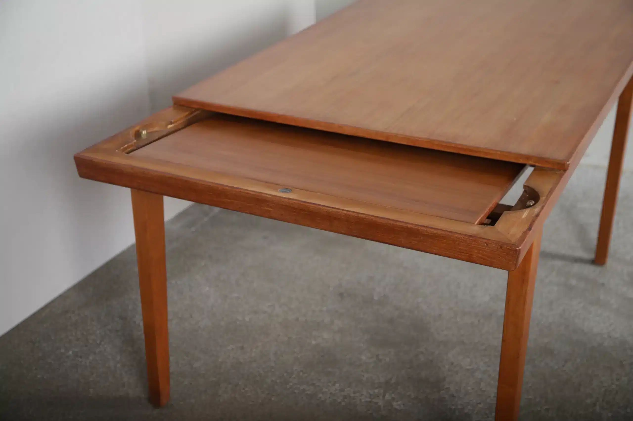 Stort spisebord i teak, én tillægsplade