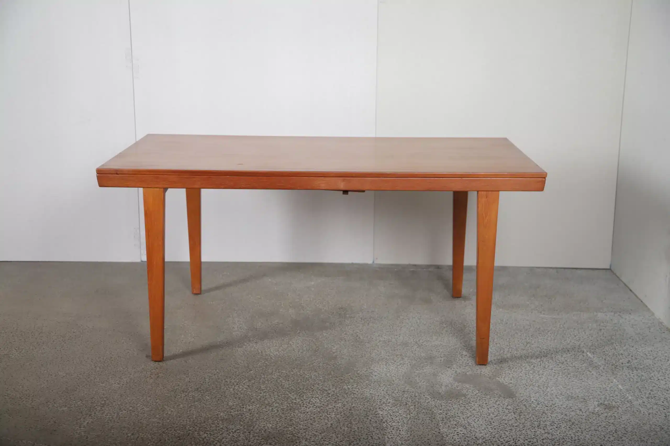 Stort spisebord i teak, én tillægsplade