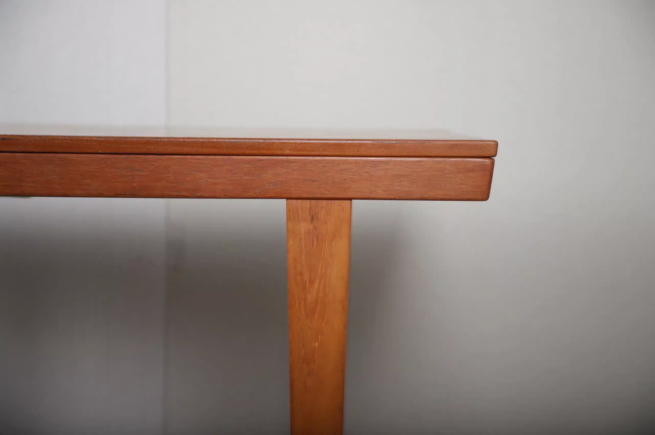 Stort spisebord i teak, én tillægsplade