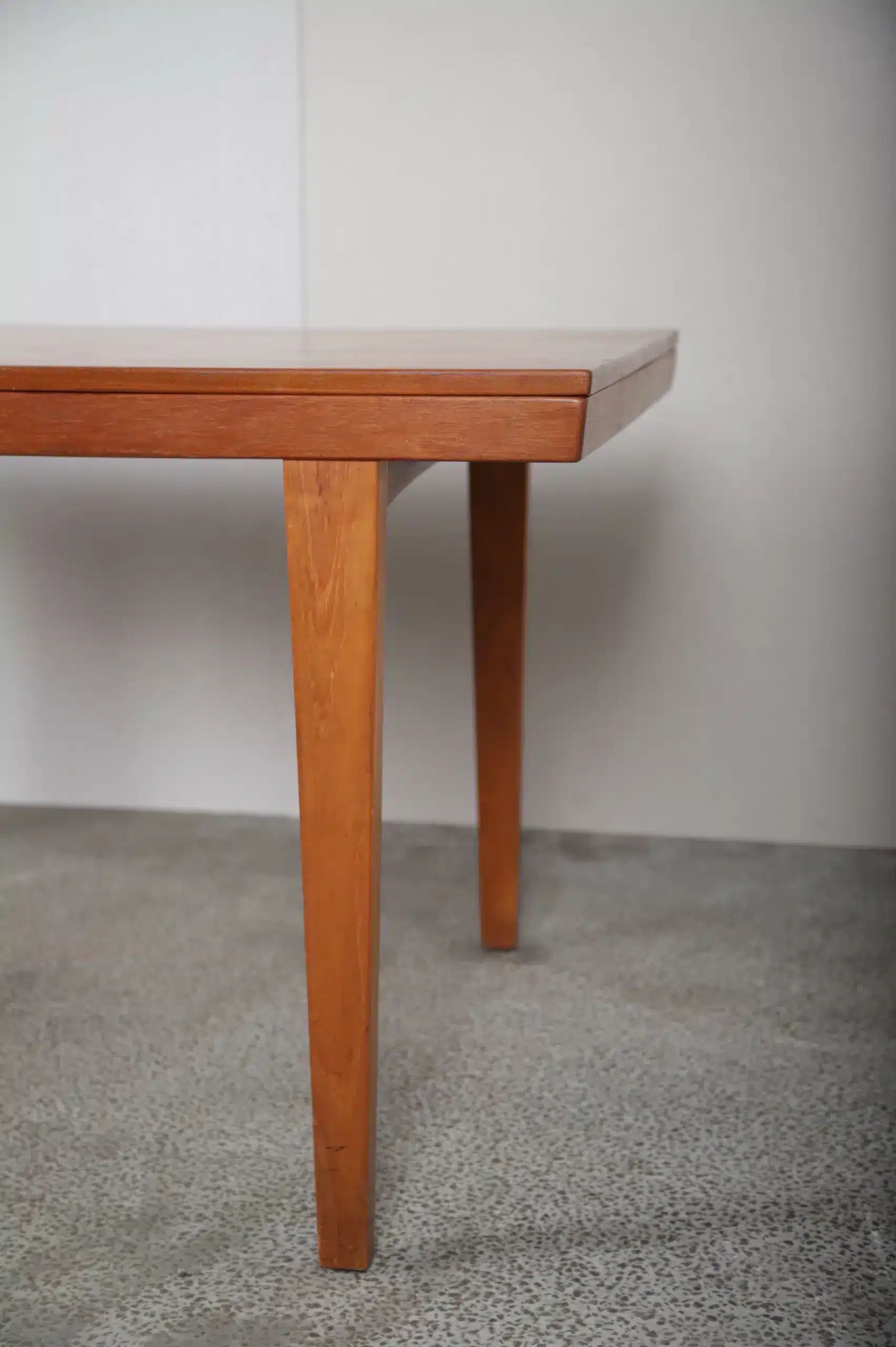 Stort spisebord i teak, én tillægsplade