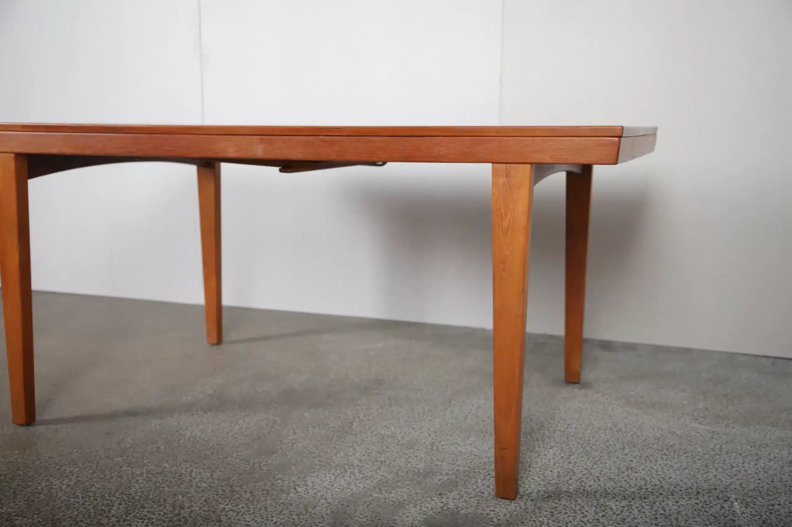 Stort spisebord i teak, én tillægsplade
