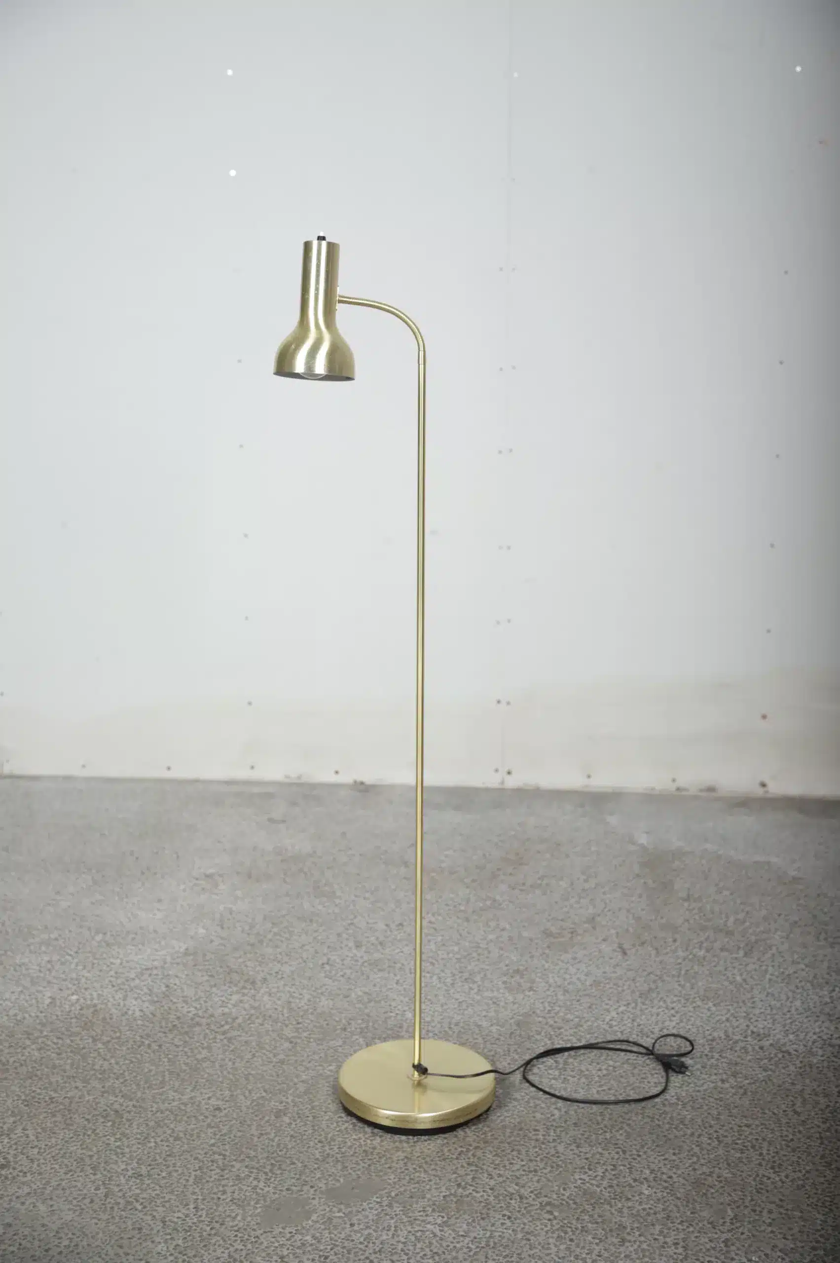 Standerlampe i messing med drejeligt lampehoved