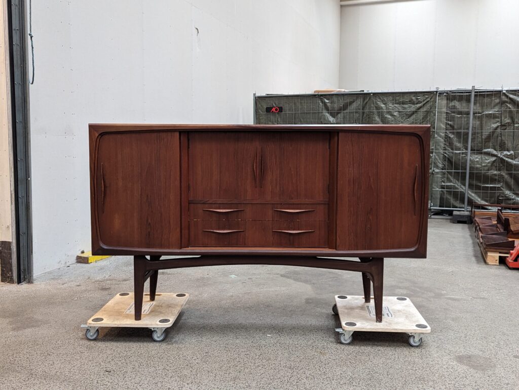 Skænk, teaktræ, b: 190 d: 45 h: 115