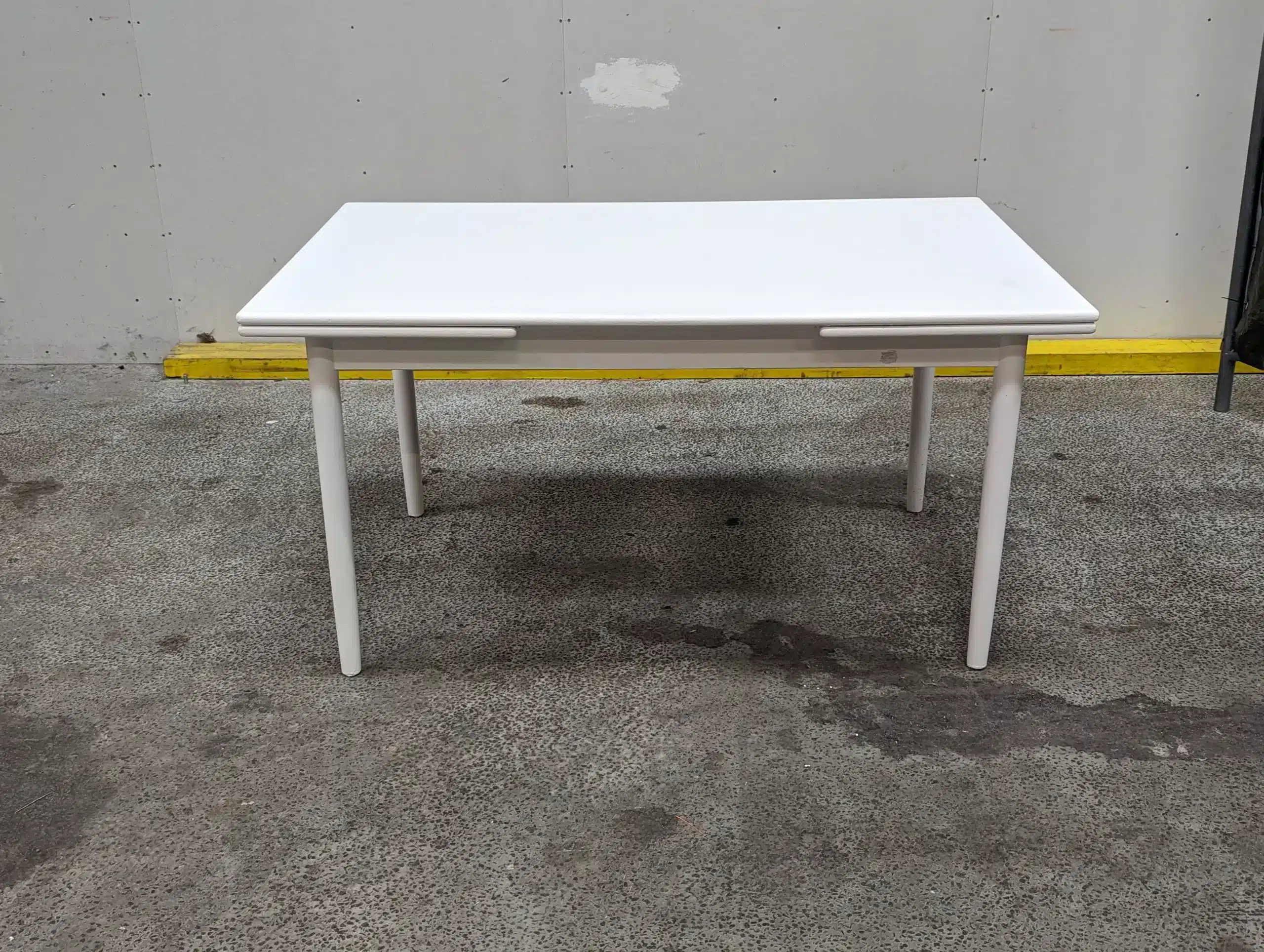 Hvidmalet spisebord med hollandsk udtræk