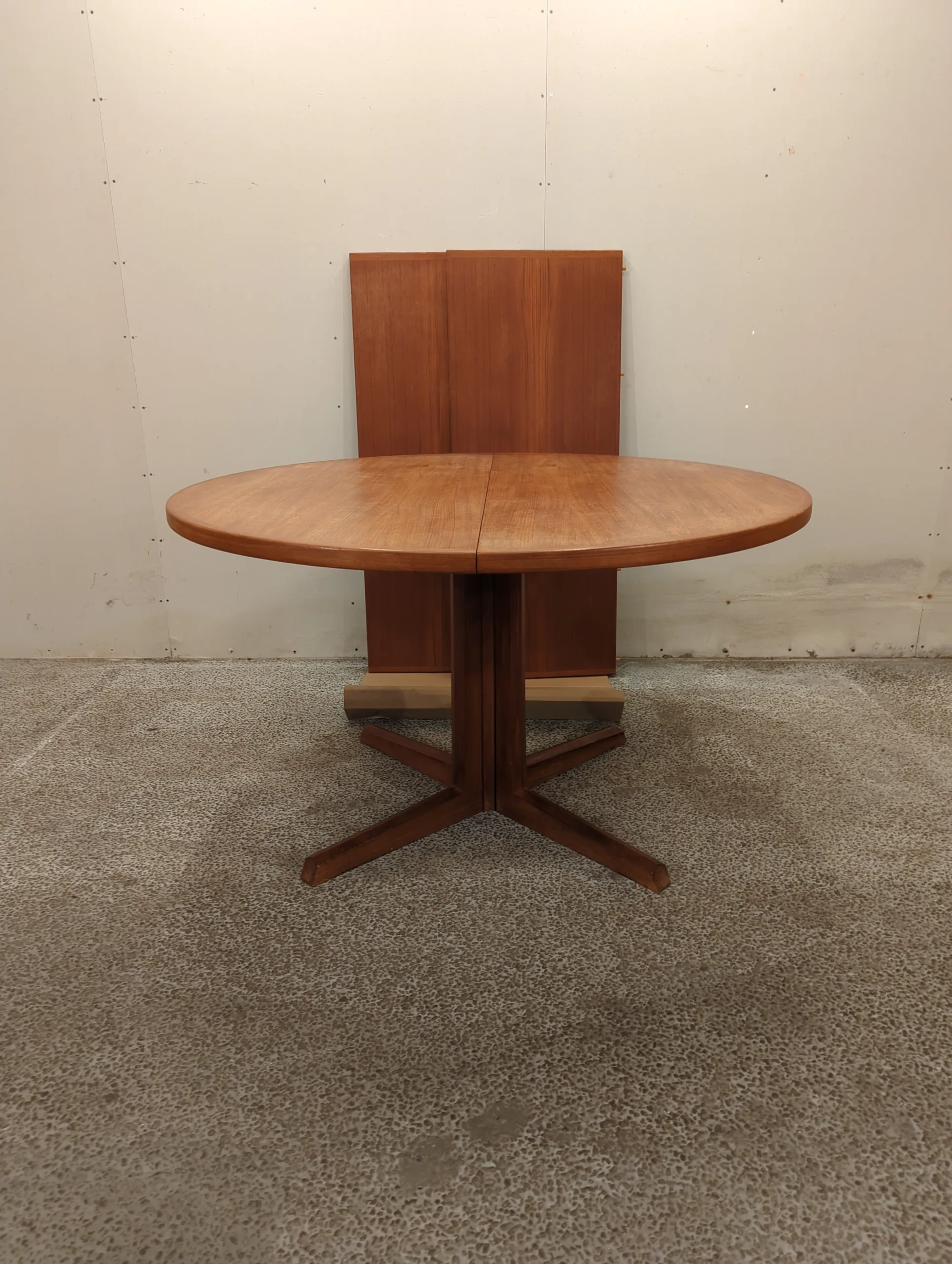 Rundt spisebord i teak med tillægsplader