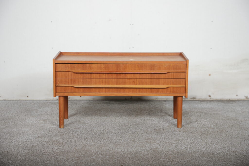 Lav bred kommode i teak