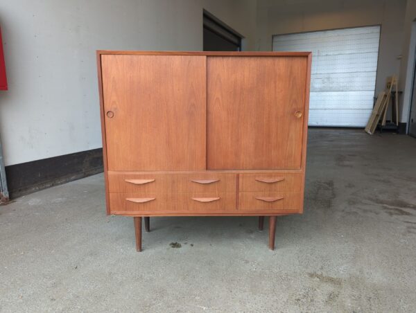 Skab/dækketøjsskab, Vemb møbelfabrik