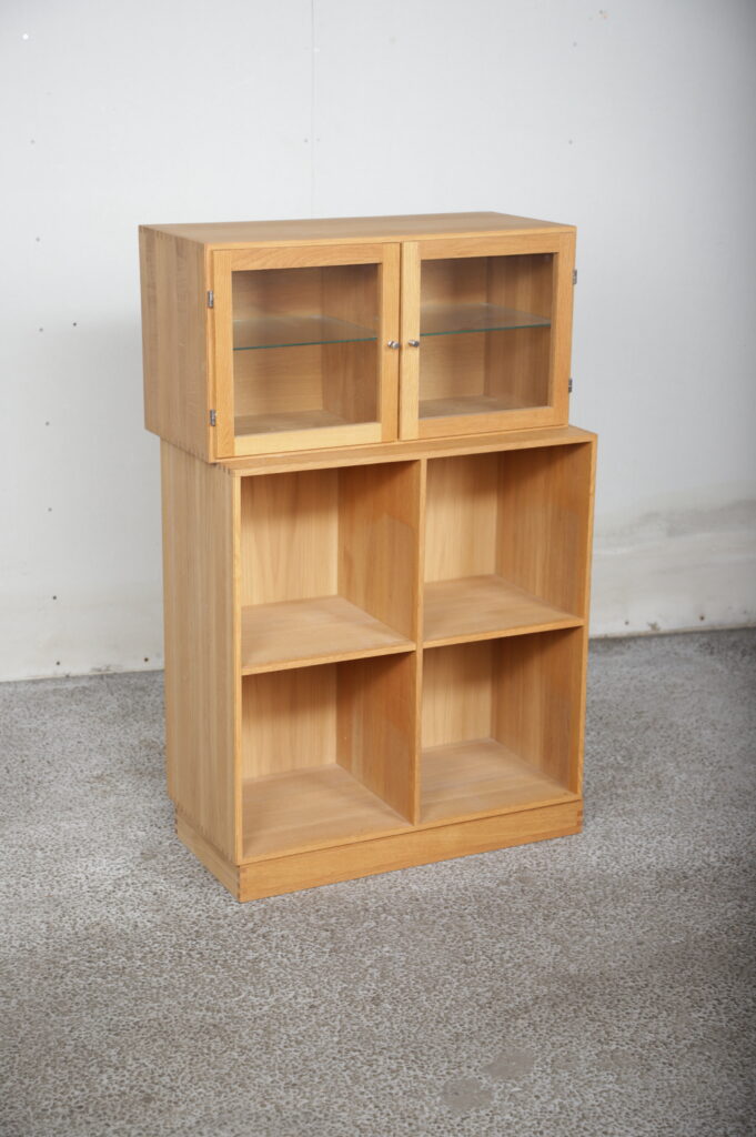 ATBO reol/kubikkasse og væghængt vitrineskab