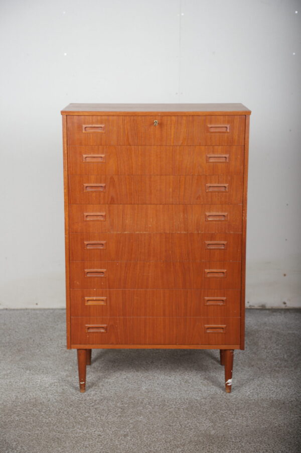 Kommode i teak med otte skuffer