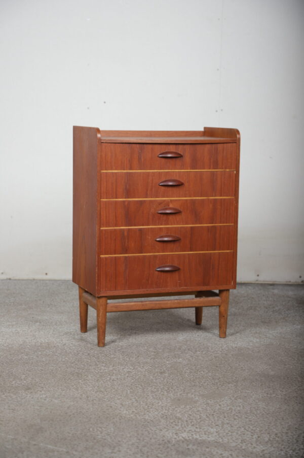 Lille kommode med fem skuffer og runde greb, teak