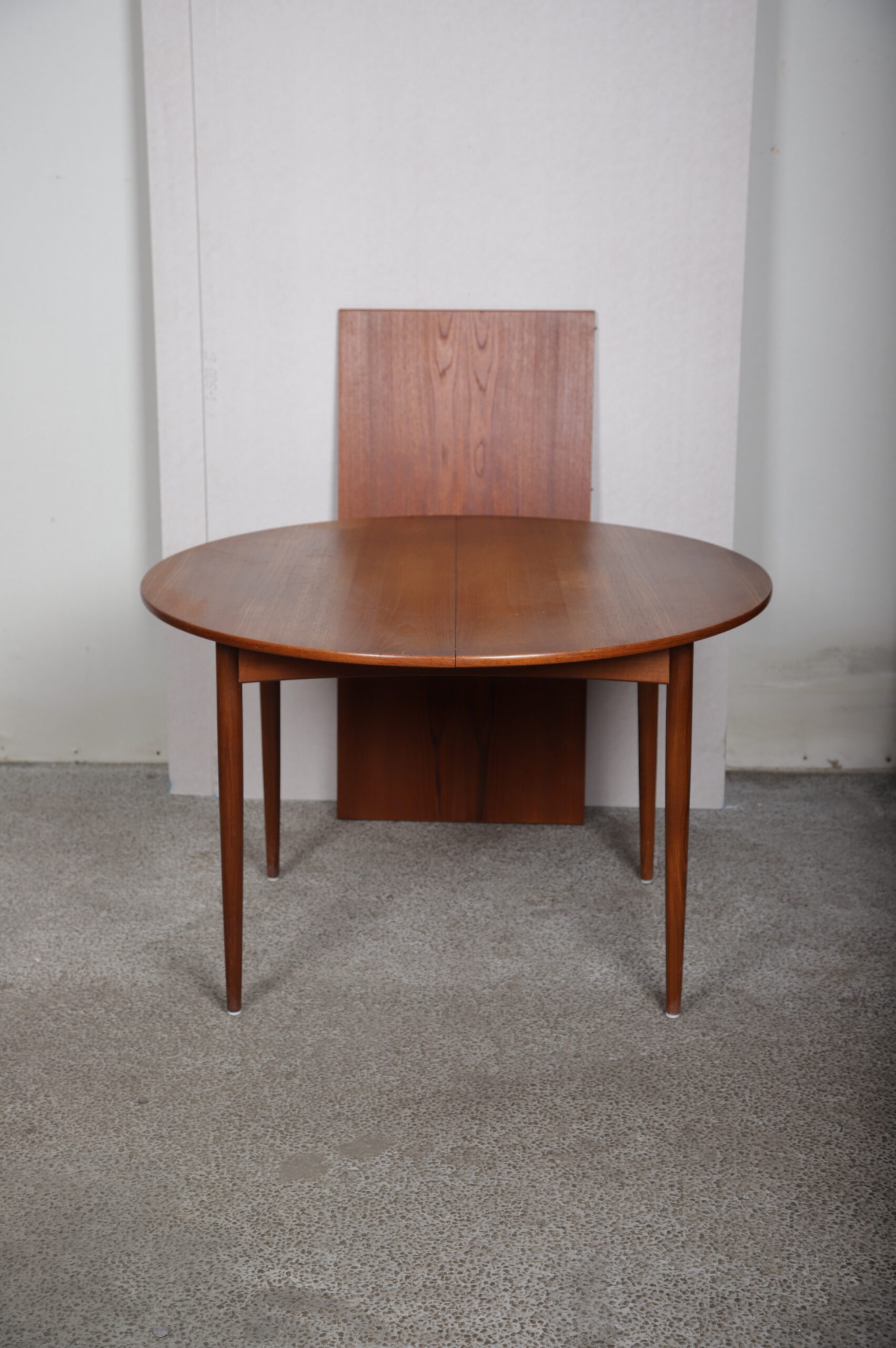 Rundt Spisebord i teaktræ m/tillægsplade - Image 1